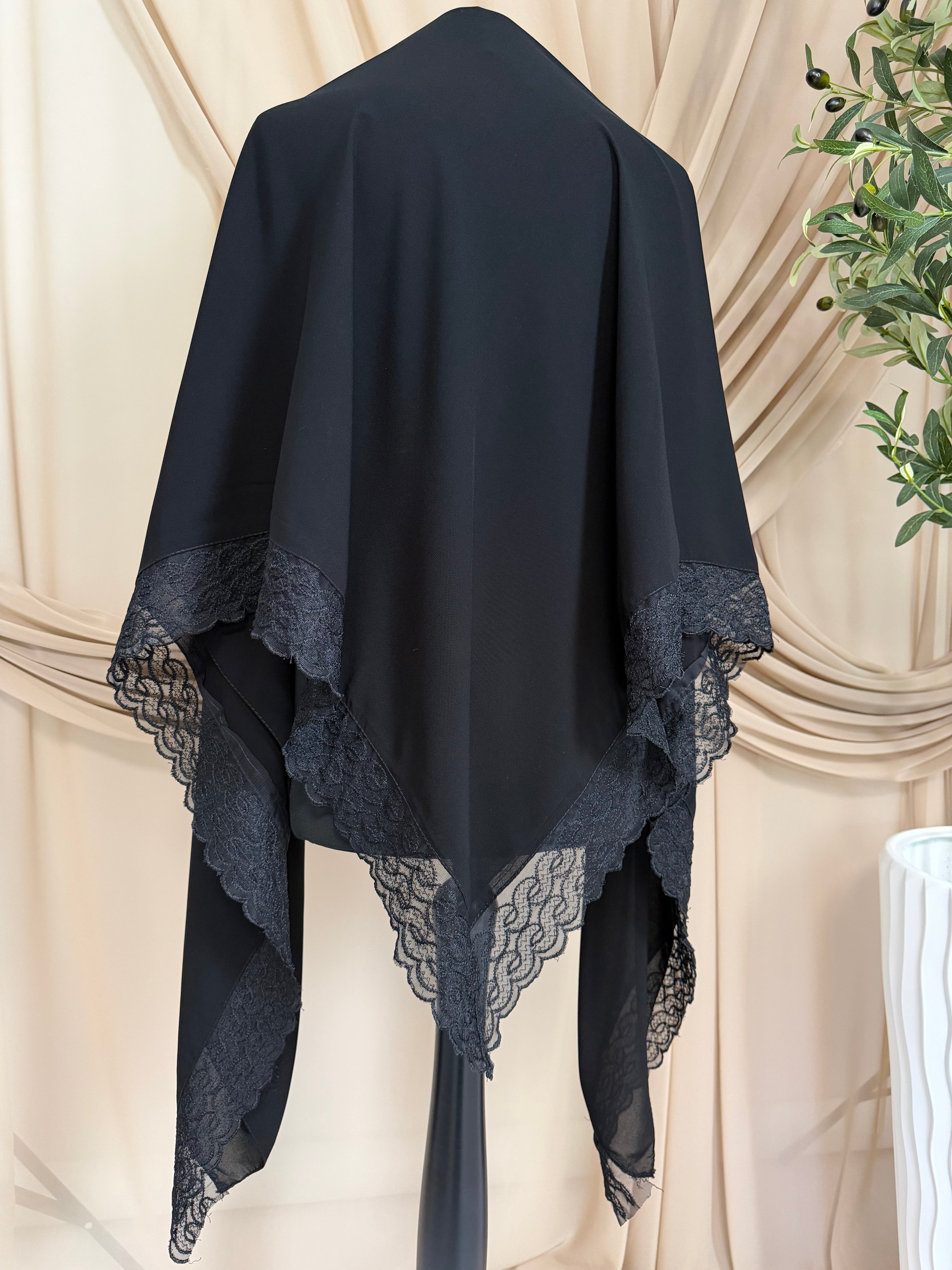 Esharb black mit Spitze