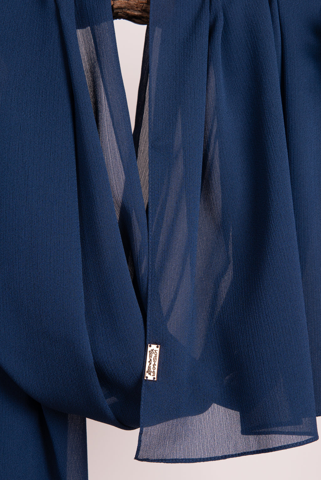 Crepon Scarf mit Metall-Logo