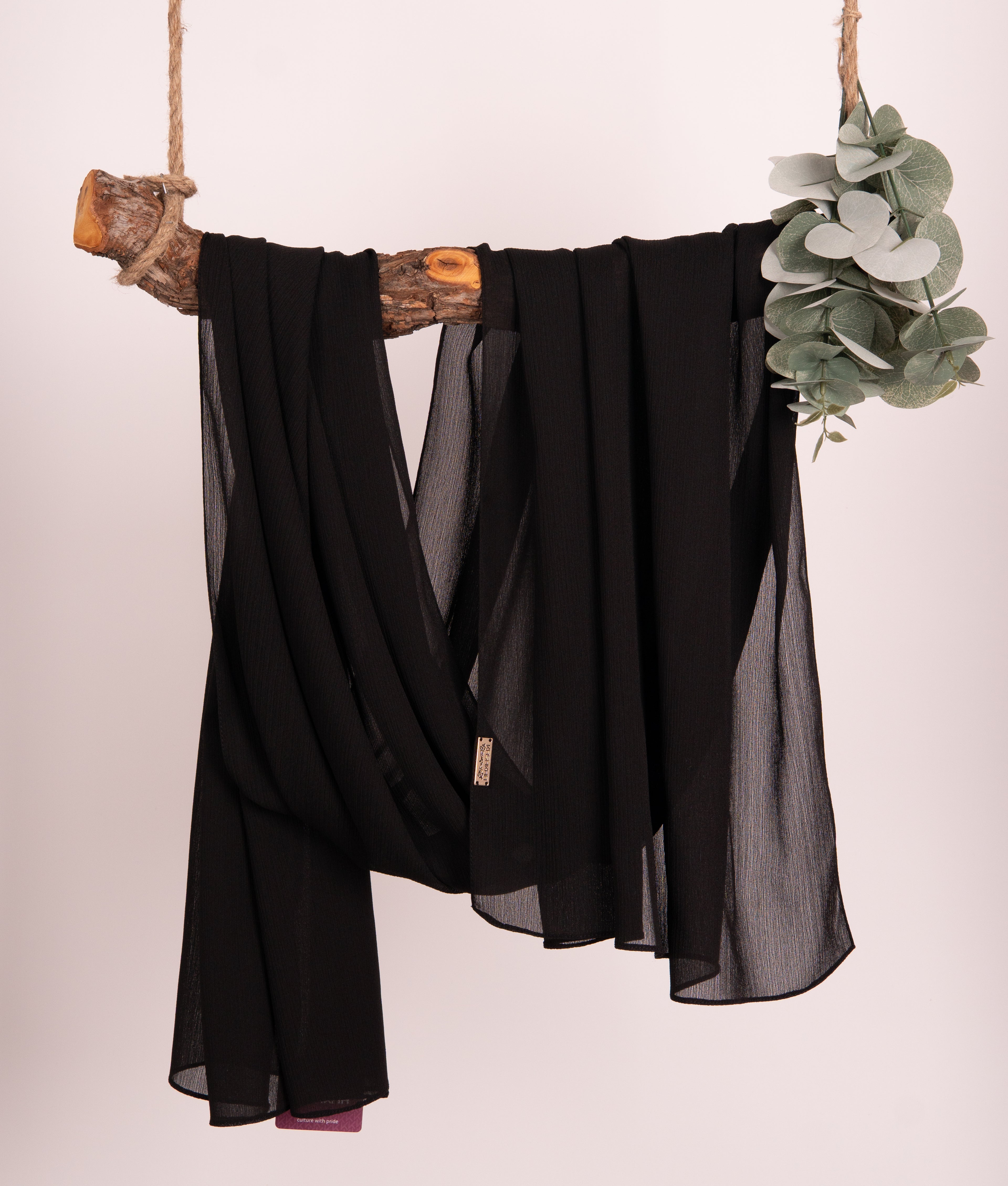 Crepon Scarf mit Metall-Logo