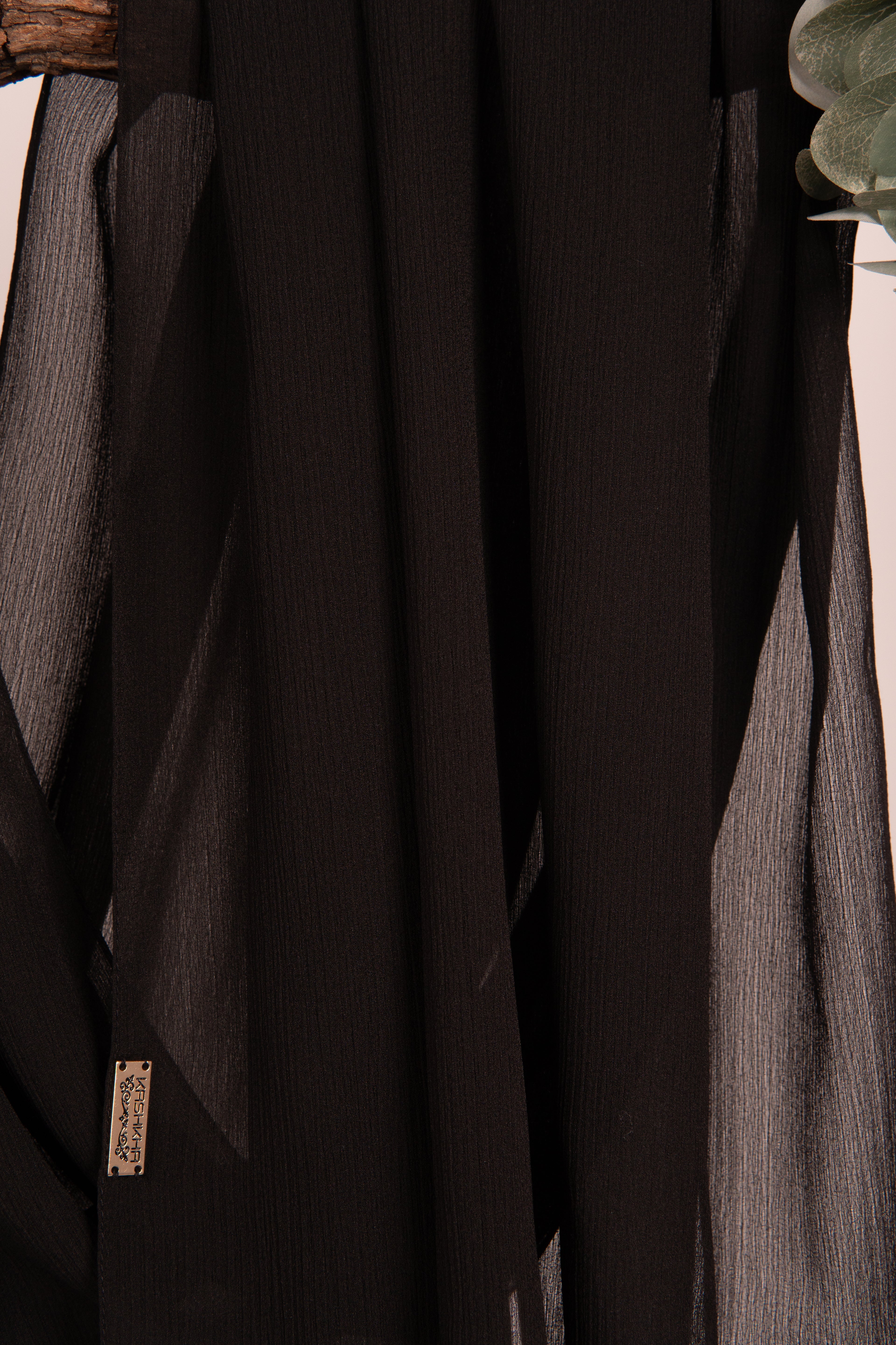 Crepon Scarf mit Metall-Logo