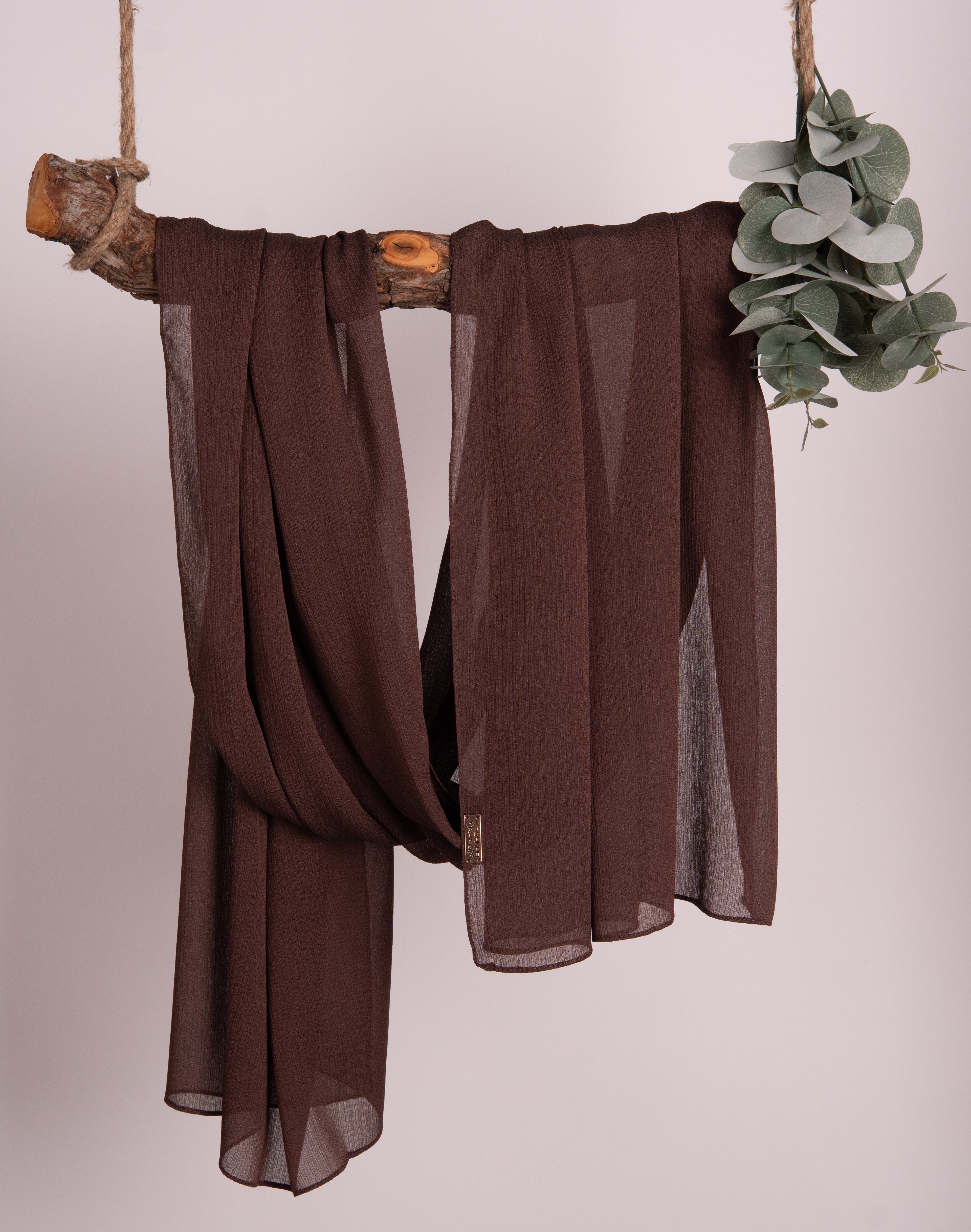 Crepon Scarf mit Metall-Logo