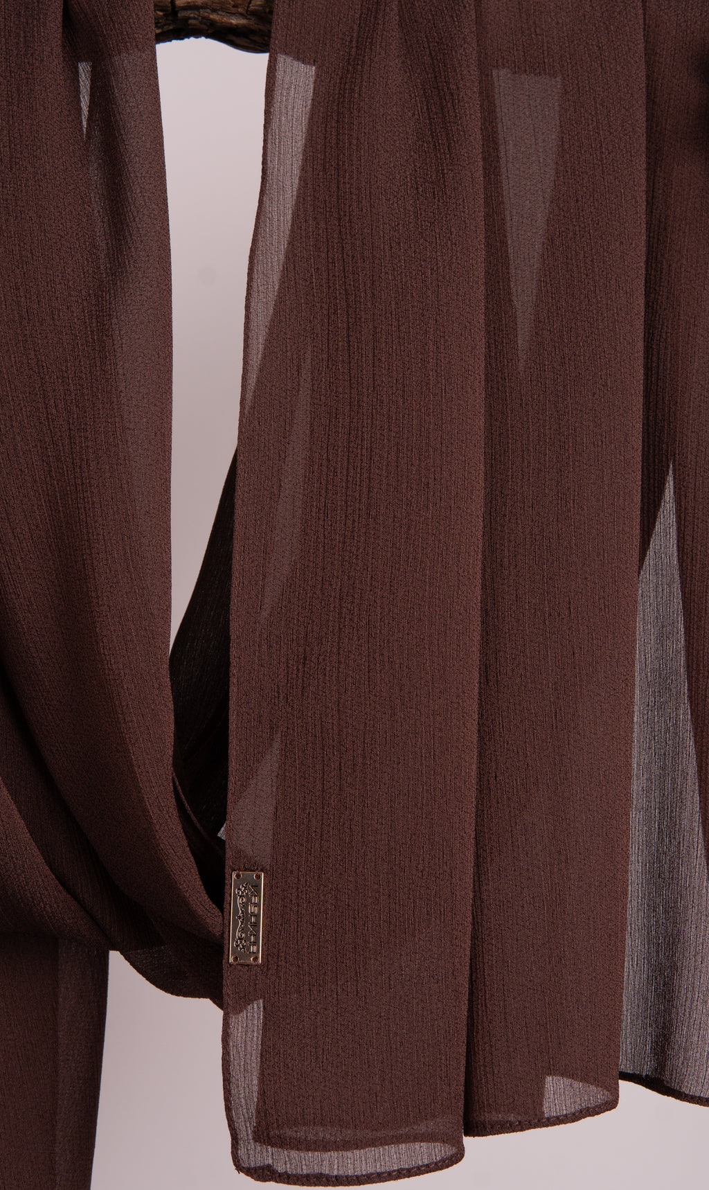 Crepon Scarf mit Metall-Logo