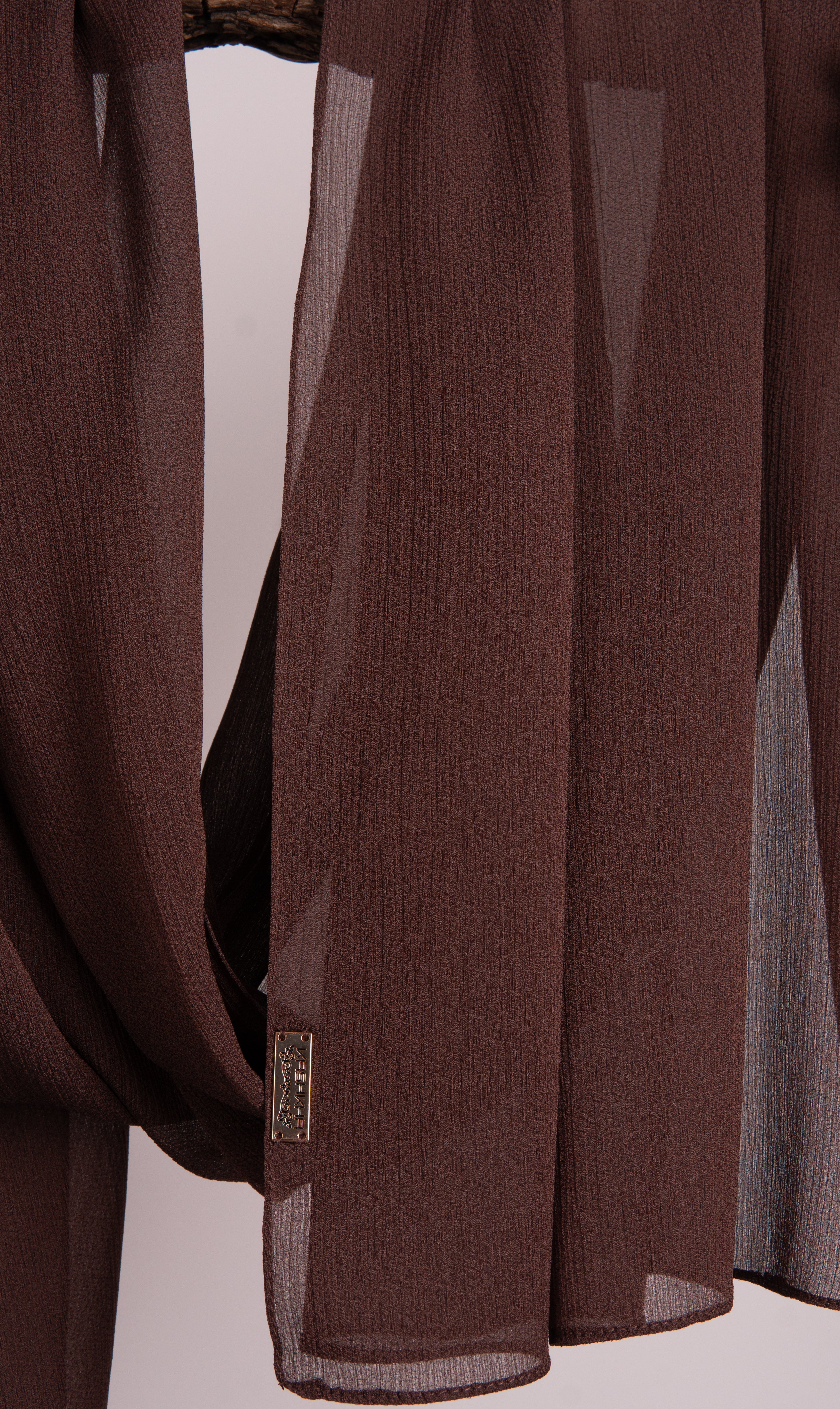 Crepon Scarf mit Metall-Logo