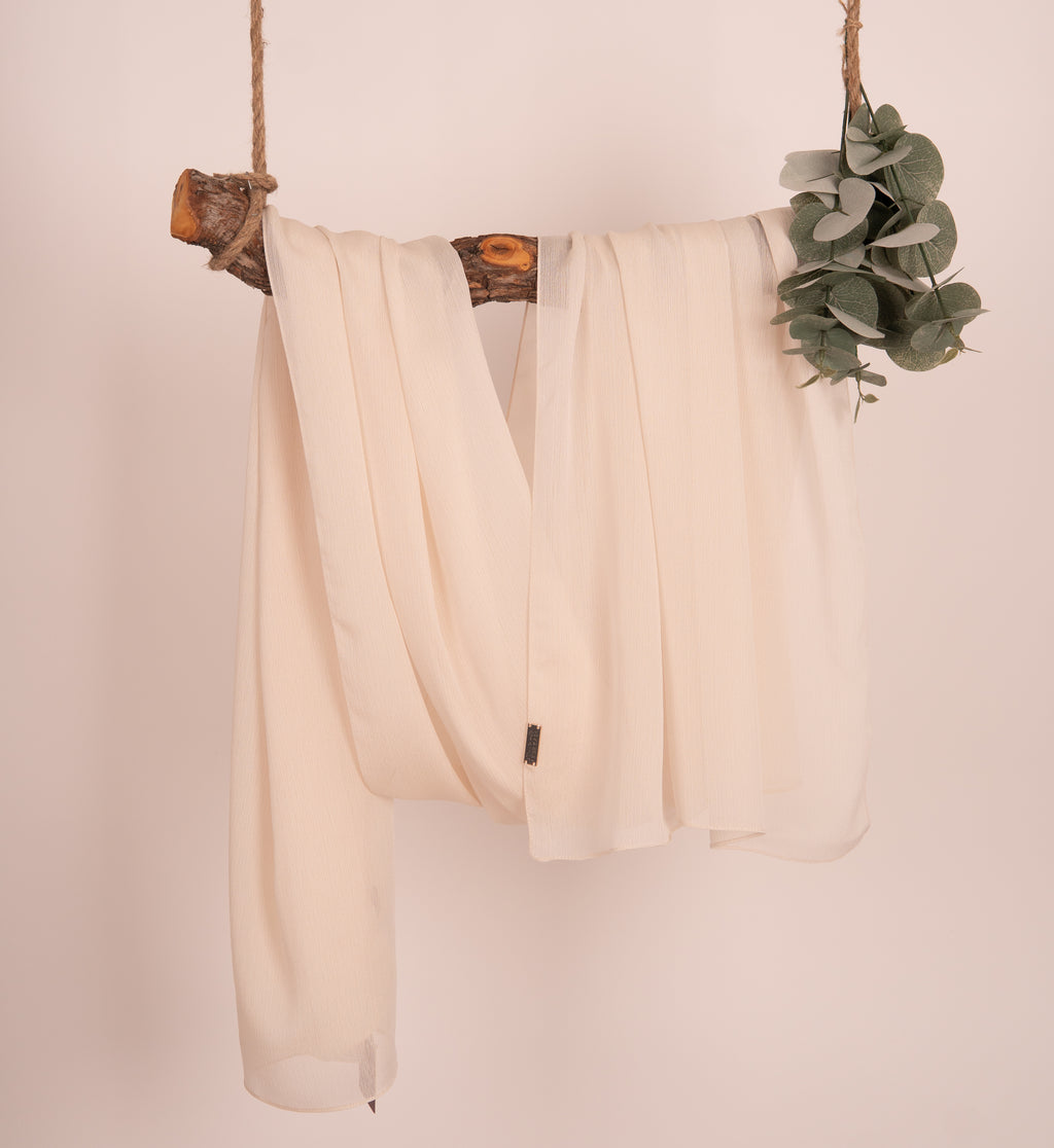 Crepon Scarf mit Metall-Logo