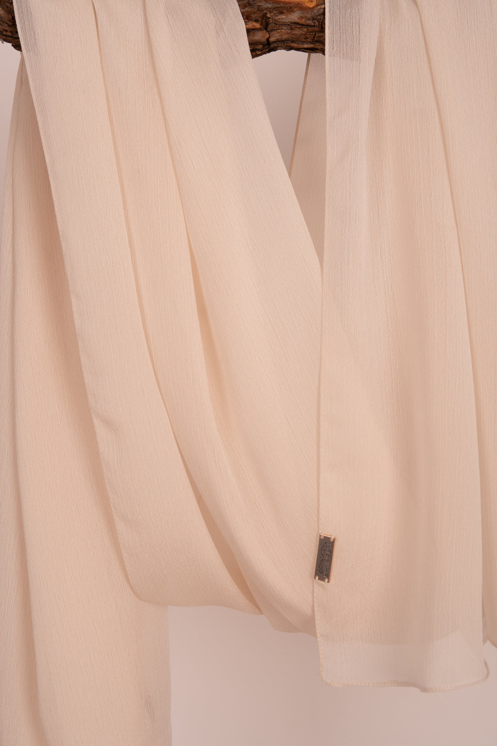 Crepon Scarf mit Metall-Logo