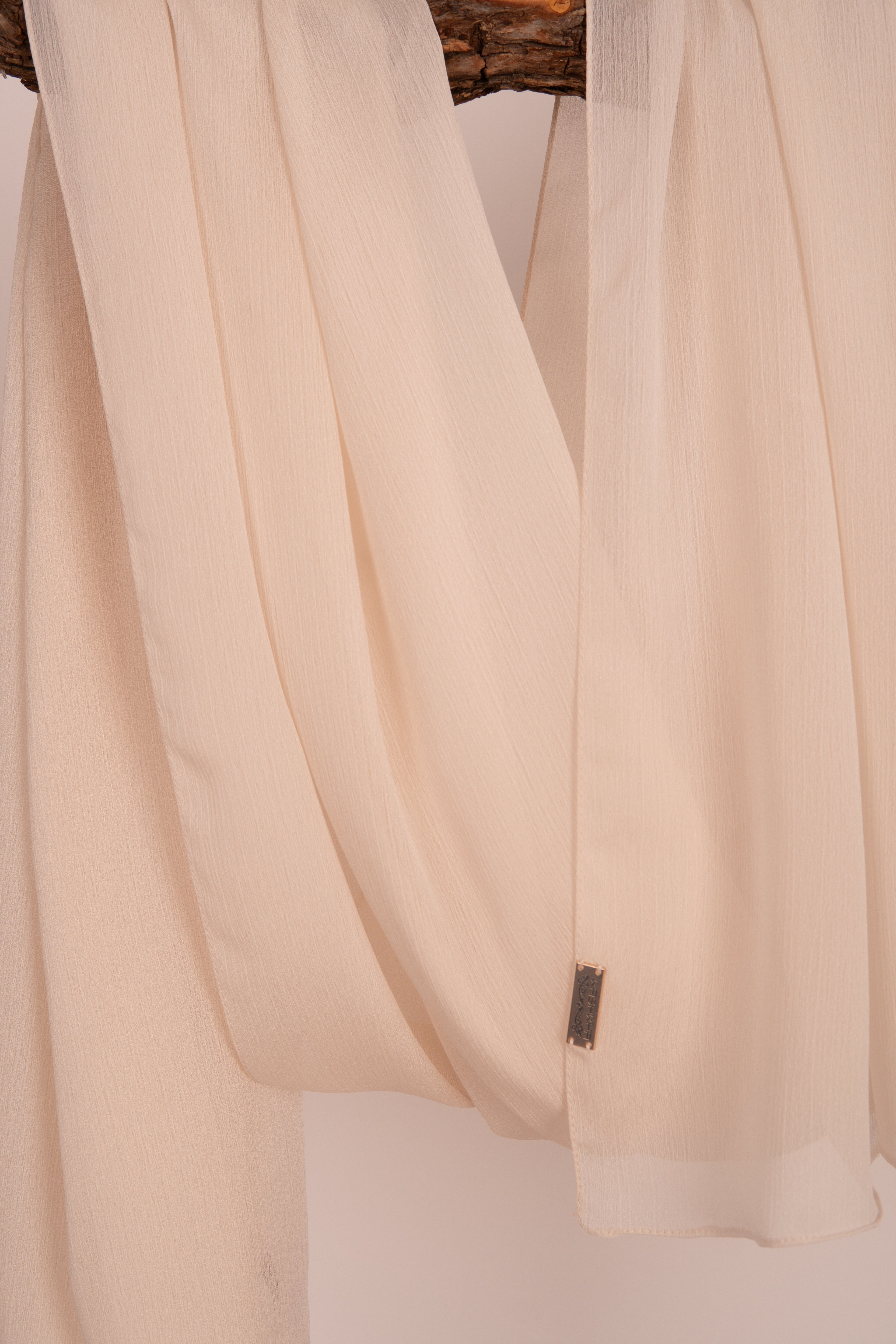 Crepon Scarf mit Metall-Logo