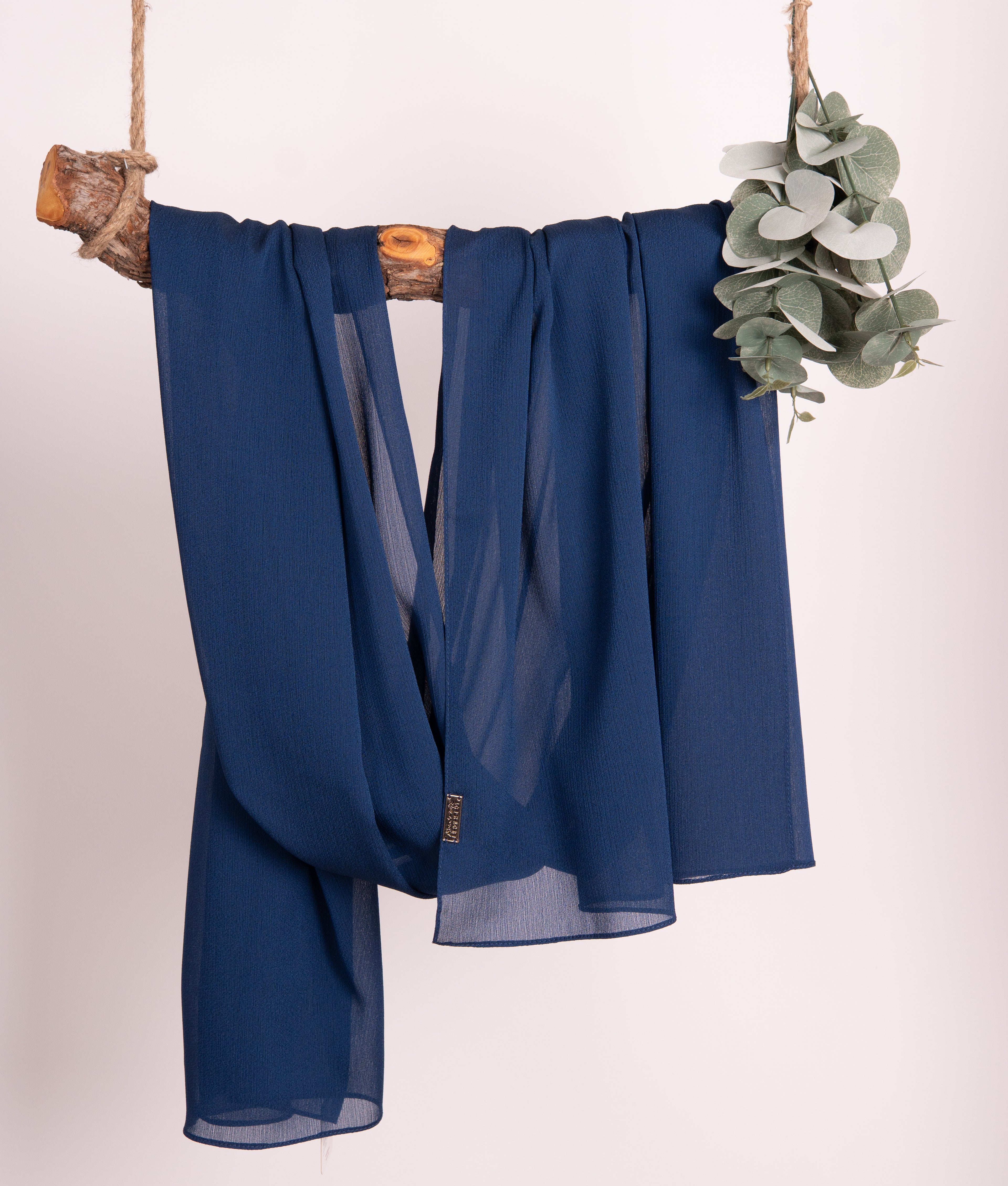 Crepon Scarf mit Metall-Logo