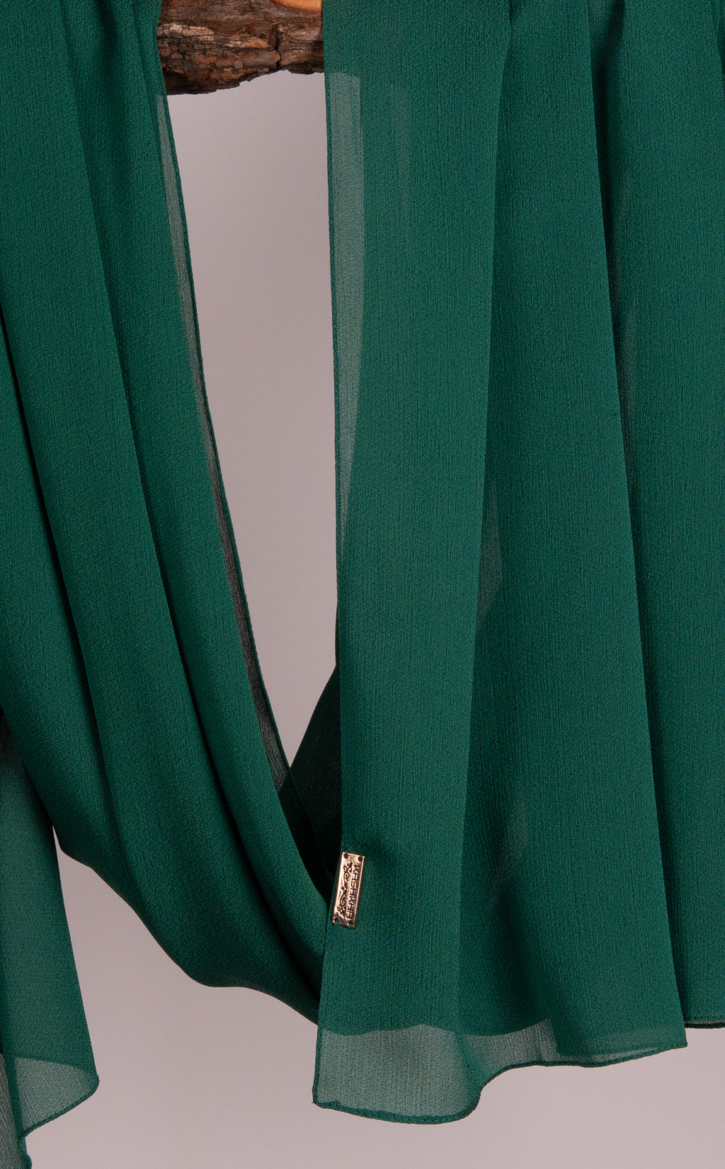 Crepon Scarf mit Metall-Logo