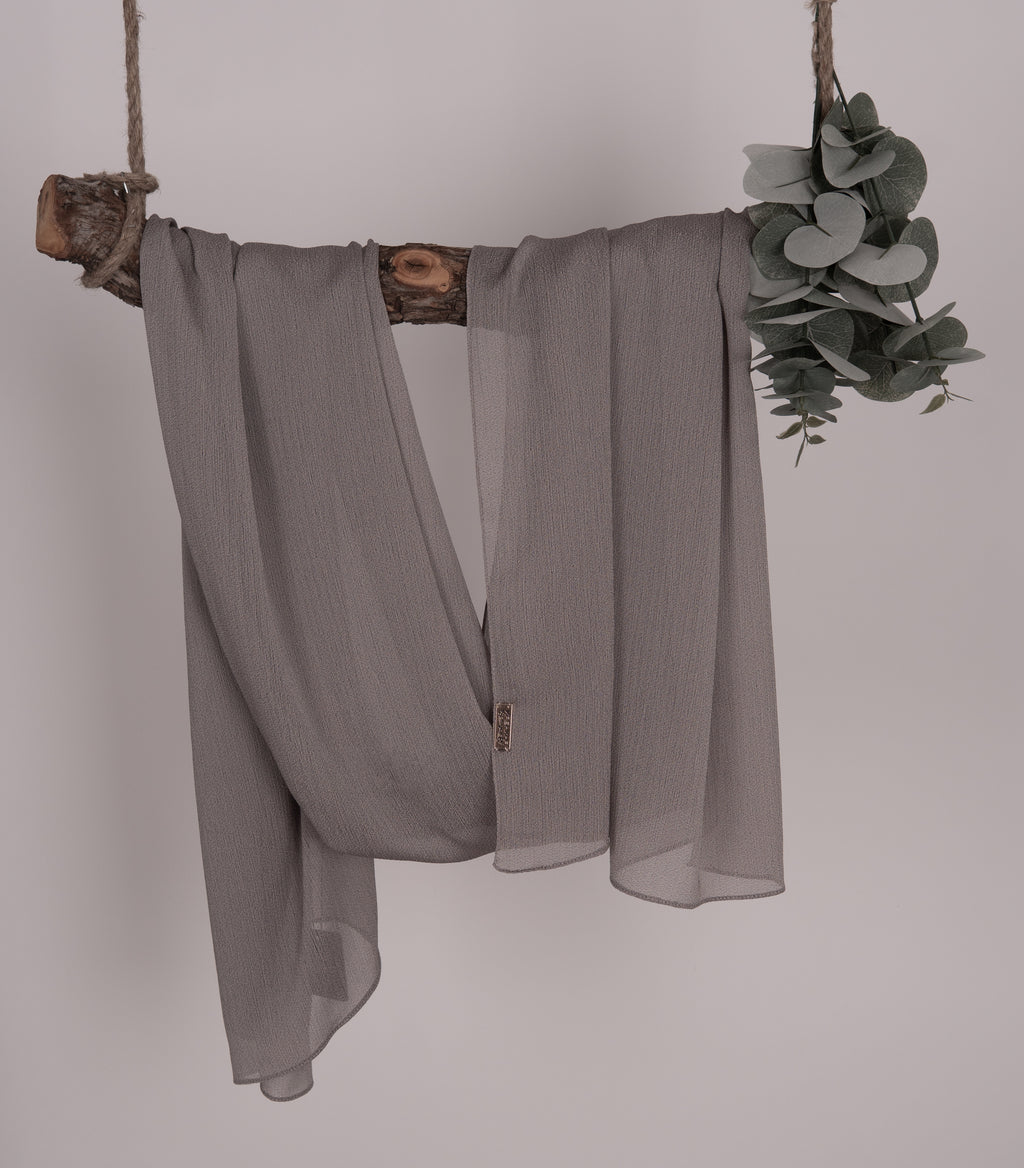 Crepon Scarf mit Metall-Logo