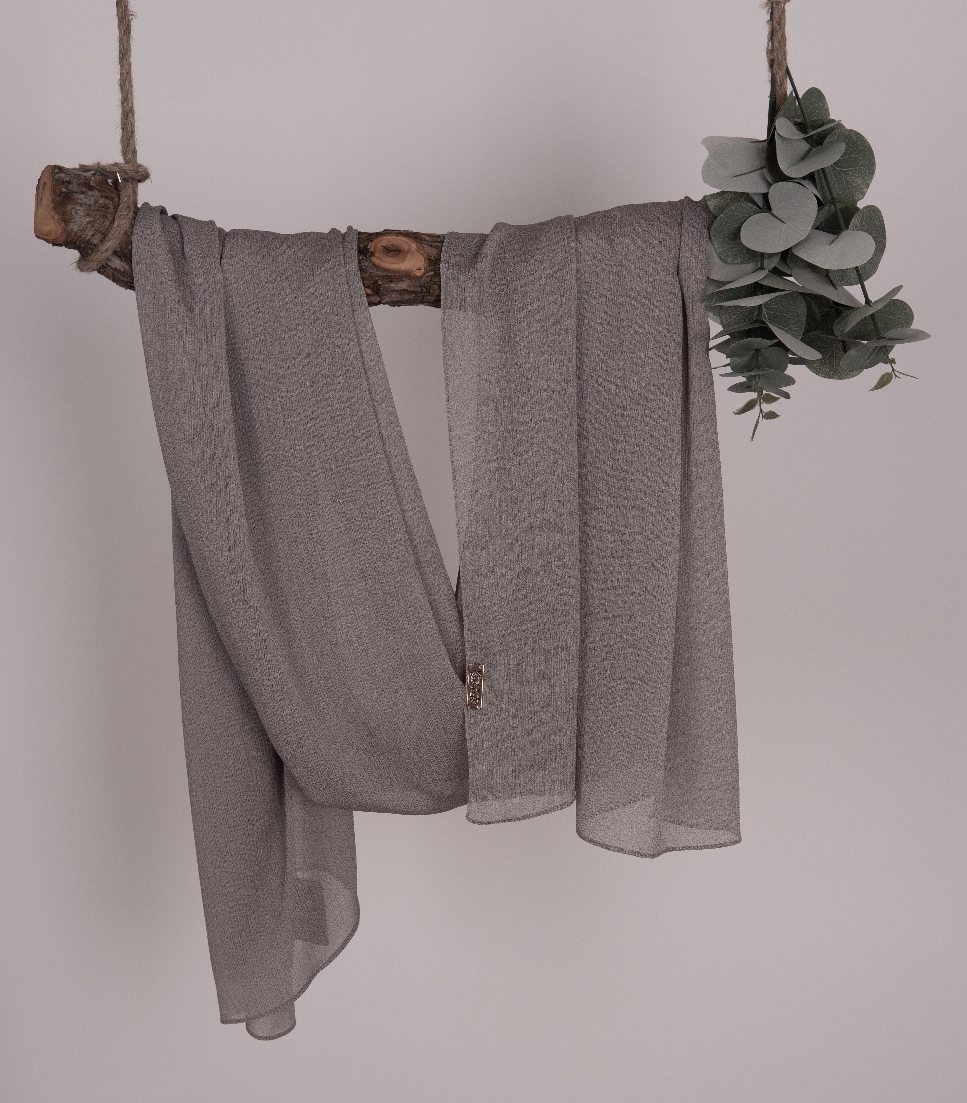 Crepon Scarf mit Metall-Logo