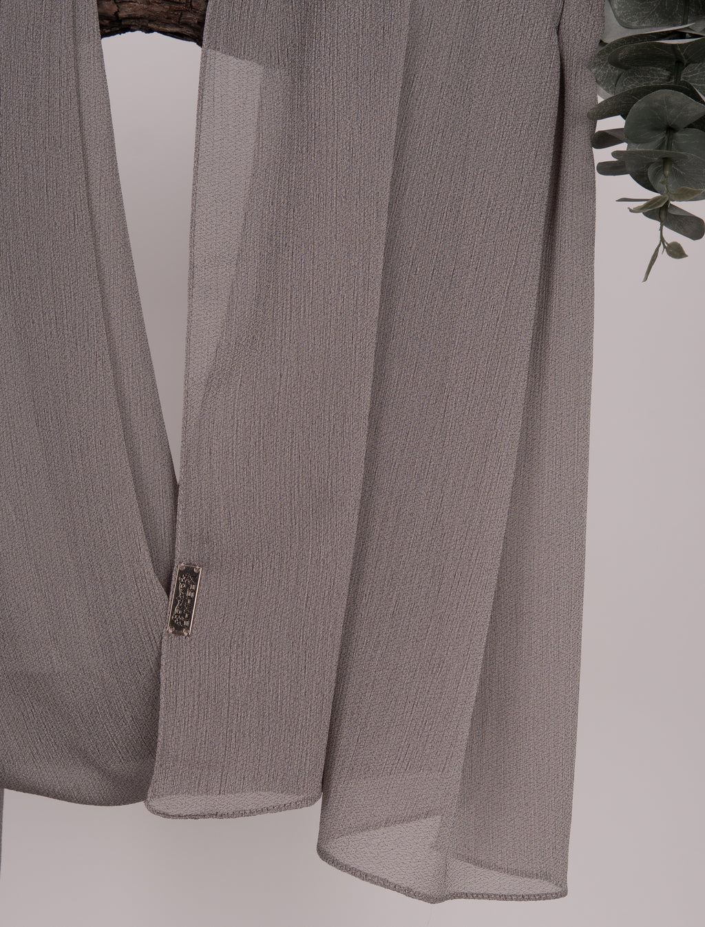 Crepon Scarf mit Metall-Logo