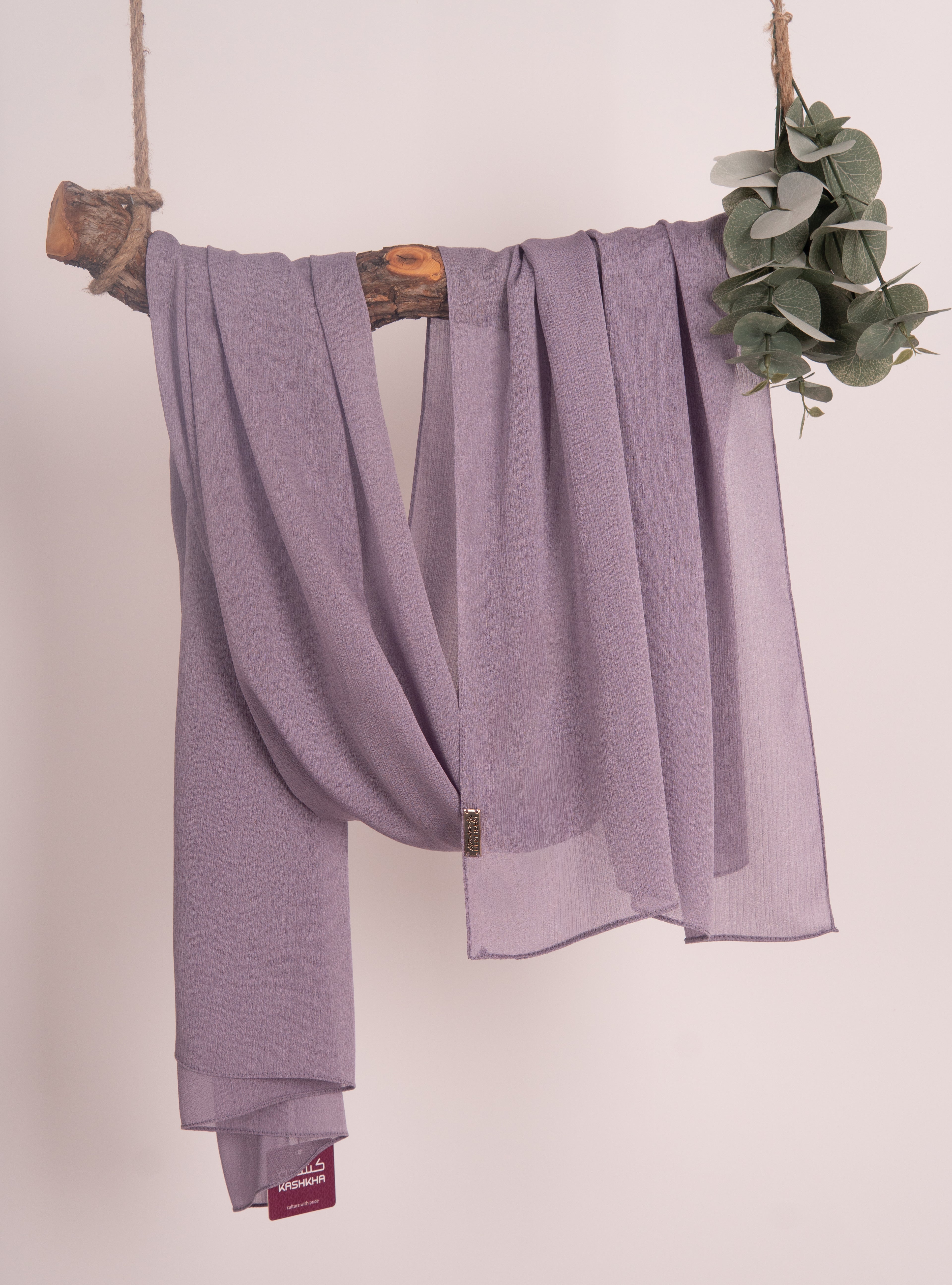 Crepon Scarf mit Metall-Logo