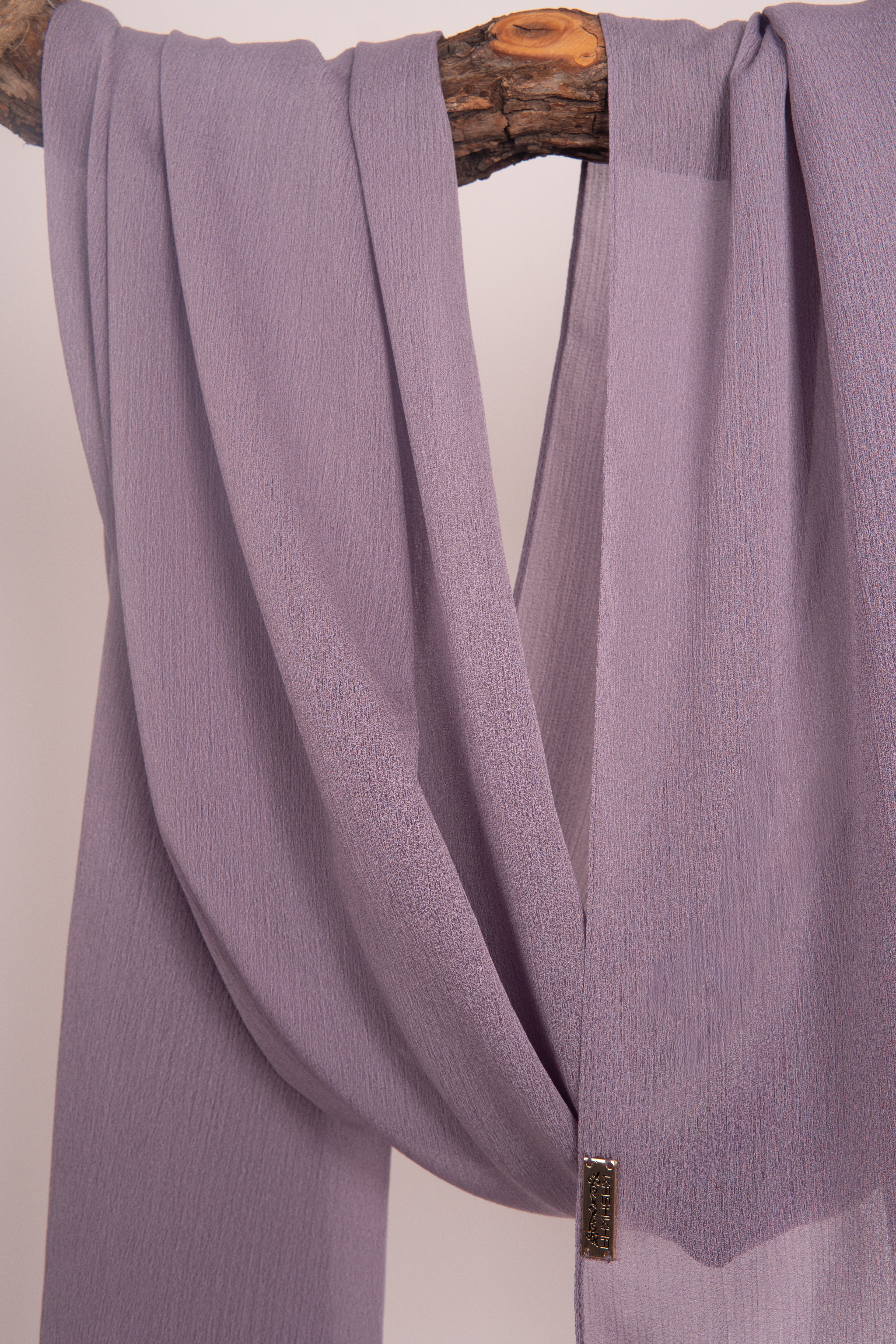 Crepon Scarf mit Metall-Logo