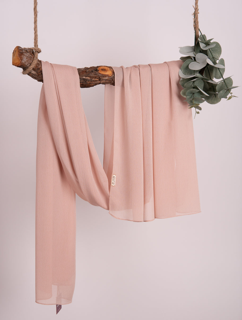 Crepon Scarf mit Metall-Logo