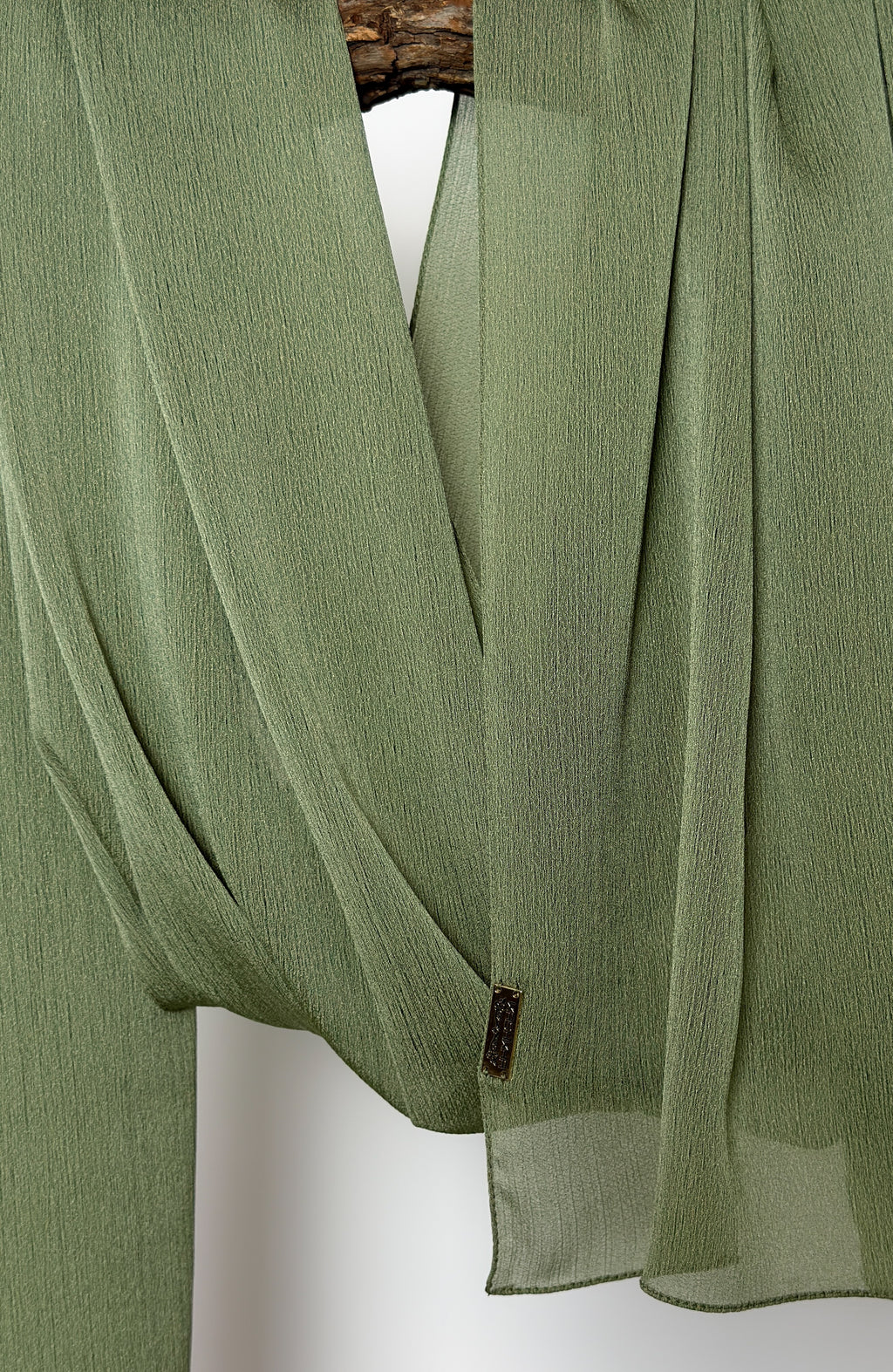 Crepon Scarf mit Metall-Logo