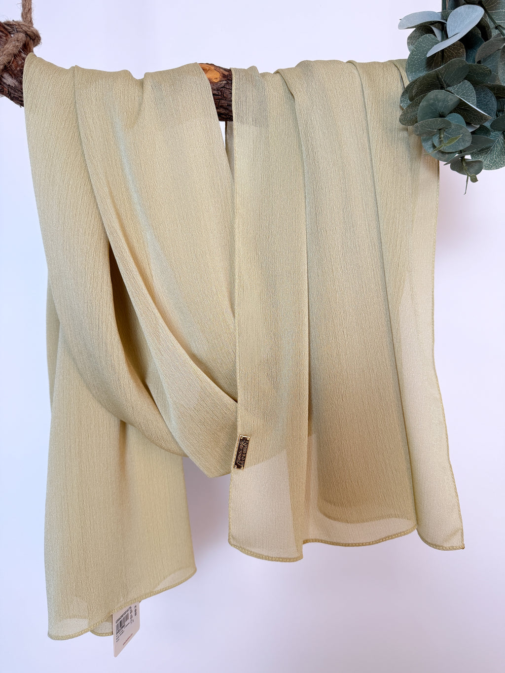 Crepon Scarf mit Metall-Logo