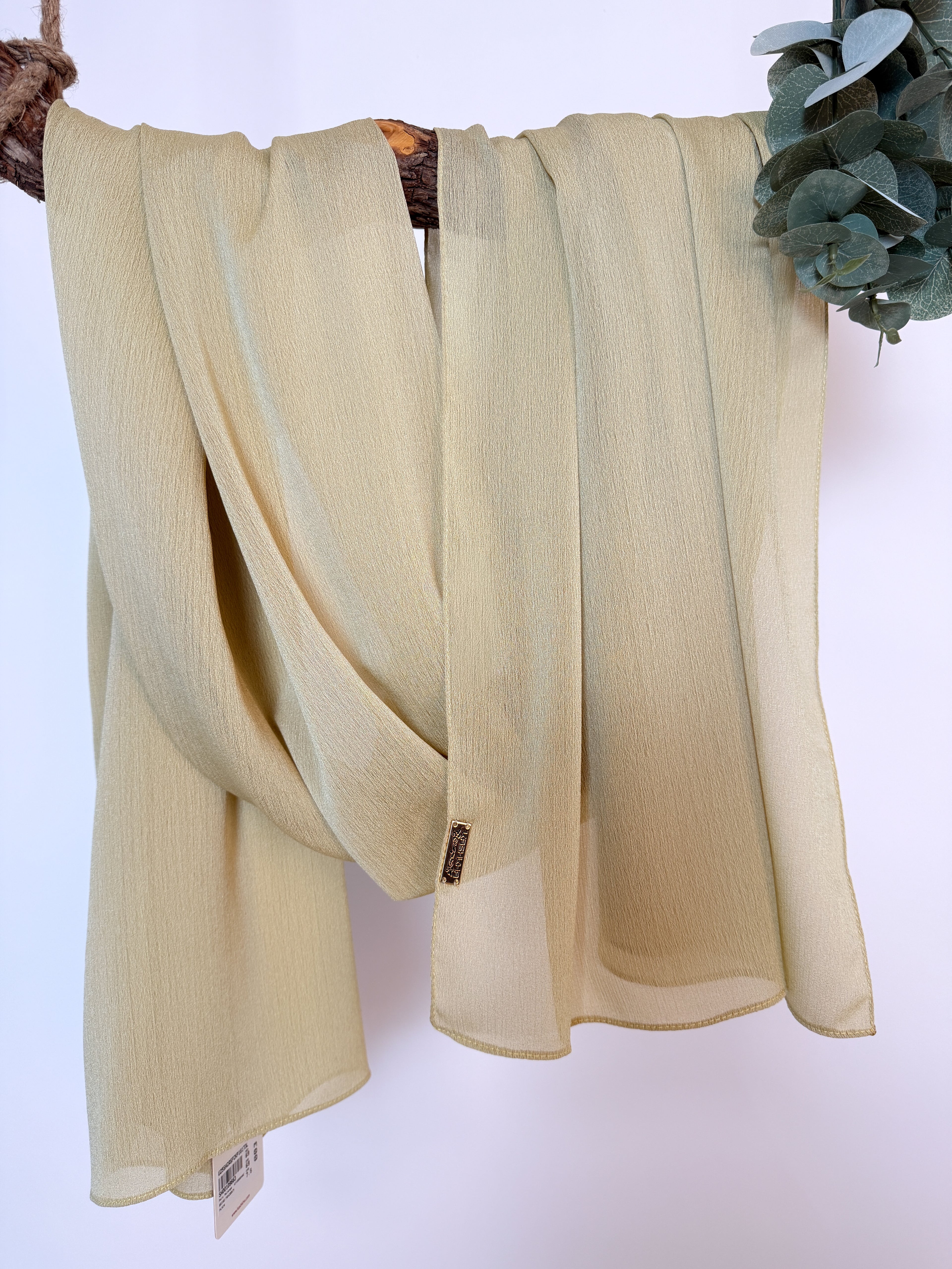 Crepon Scarf mit Metall-Logo