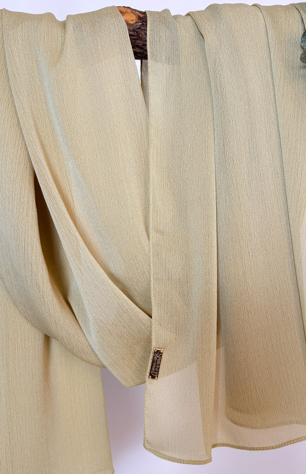 Crepon Scarf mit Metall-Logo