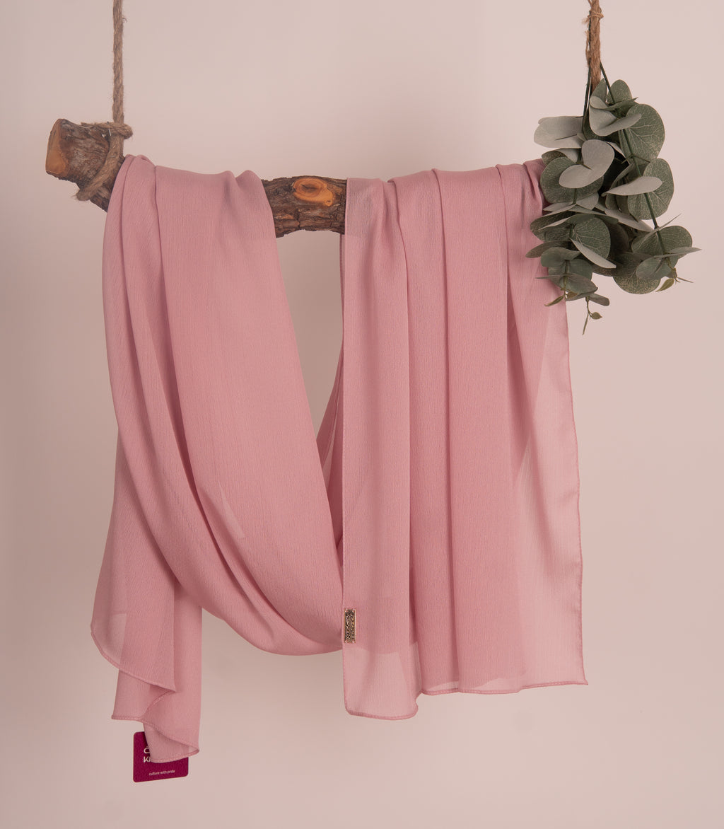 Crepon Scarf mit Metall-Logo