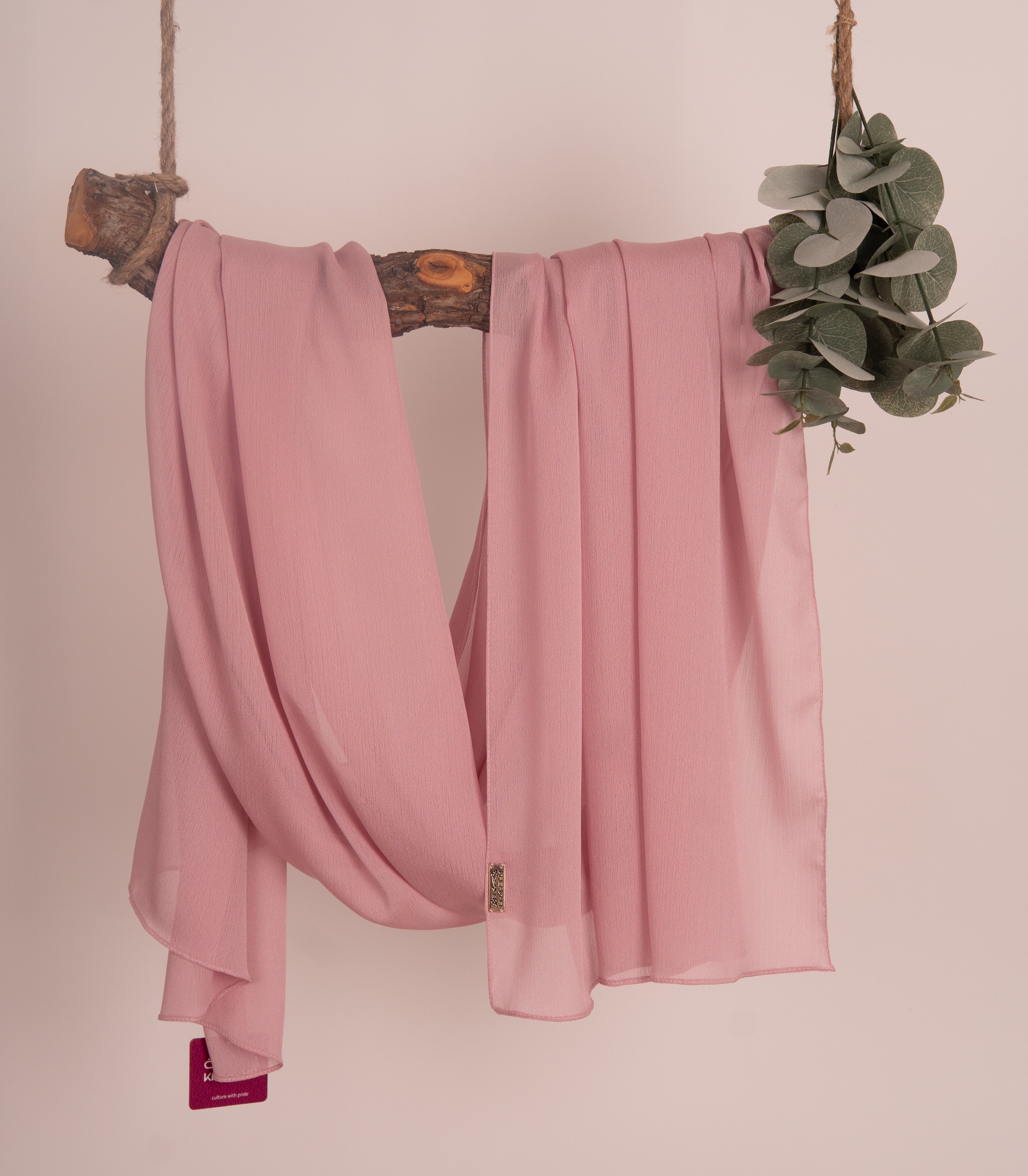 Crepon Scarf mit Metall-Logo