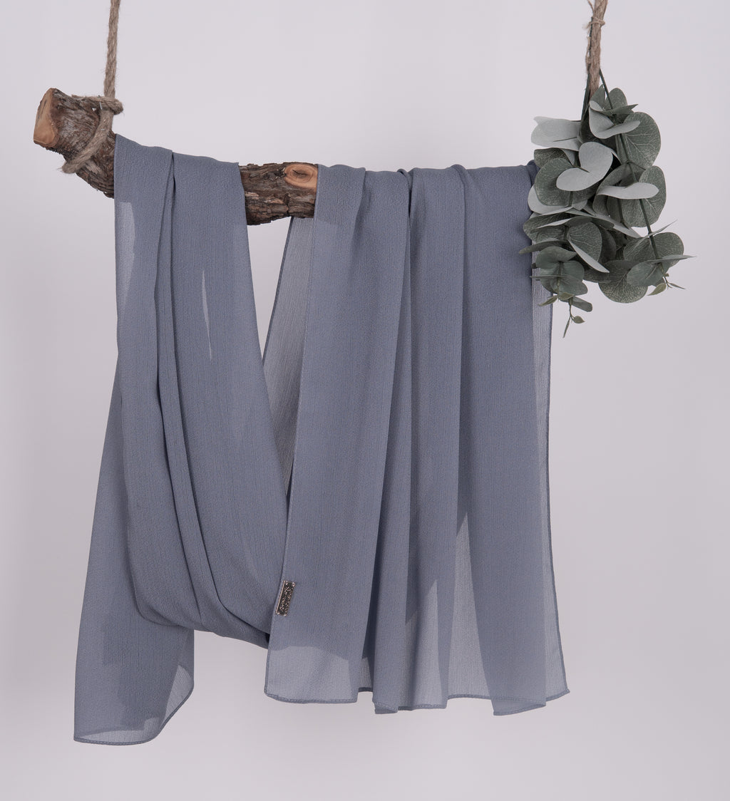 Crepon Scarf mit Metall-Logo