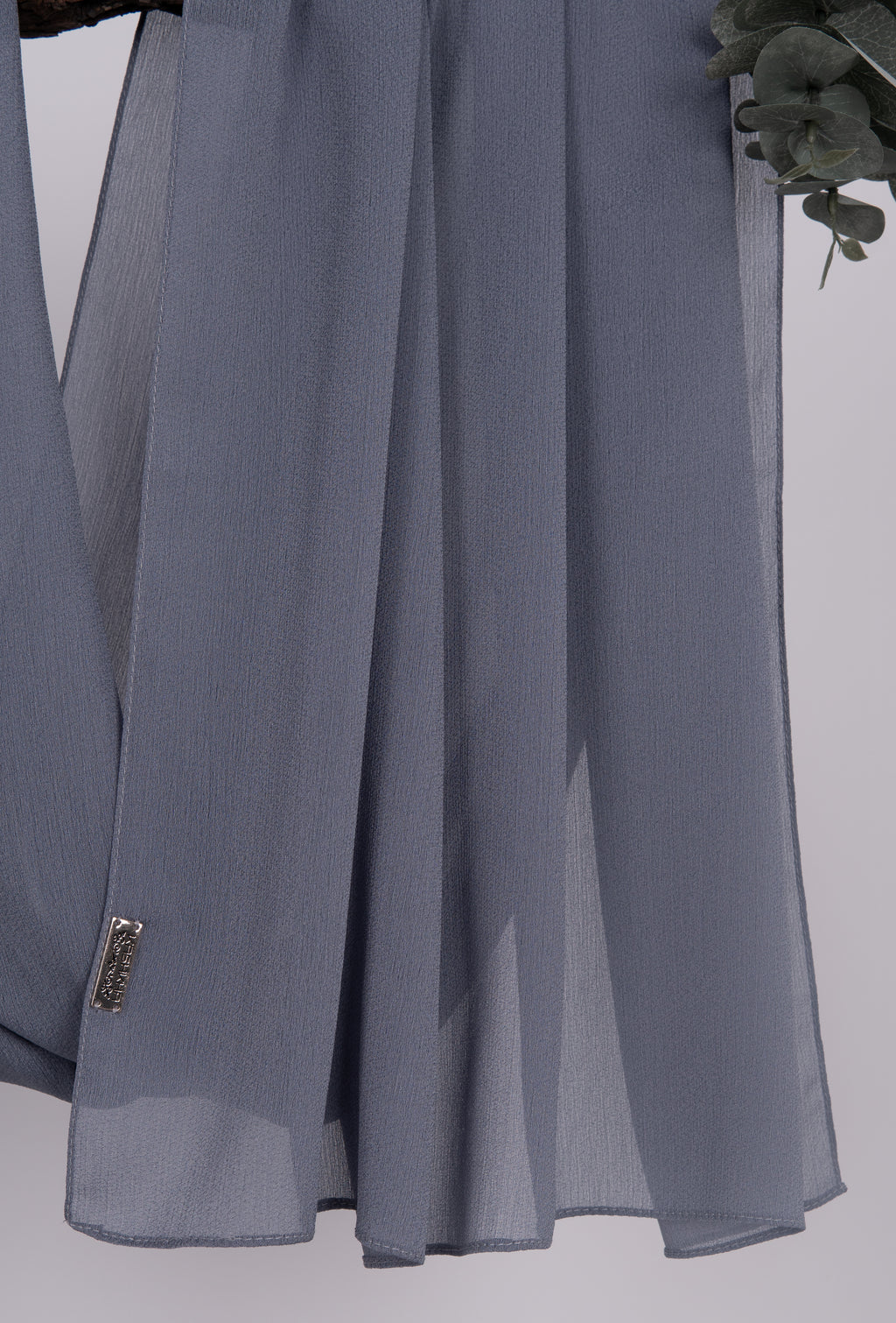 Crepon Scarf mit Metall-Logo