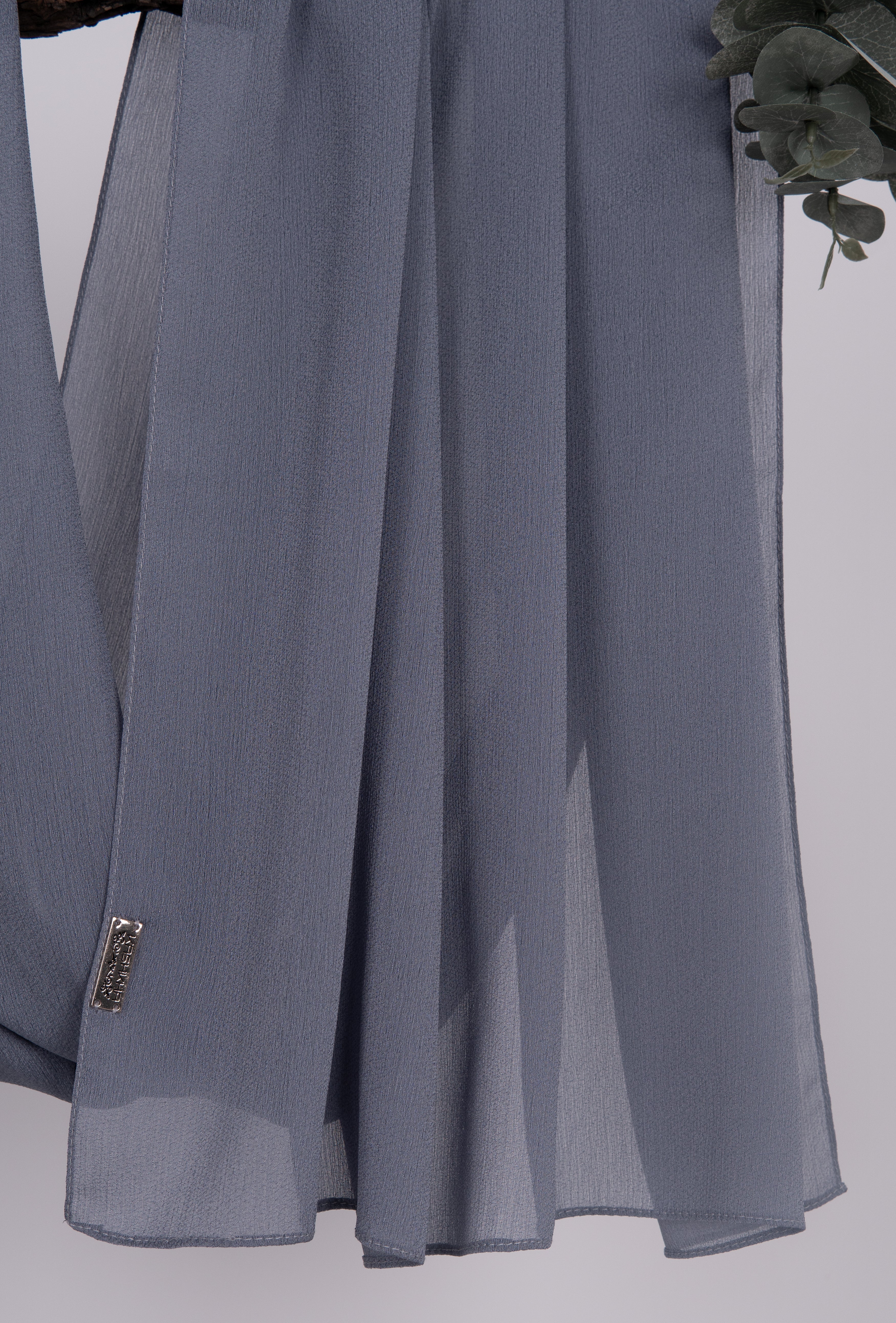 Crepon Scarf mit Metall-Logo