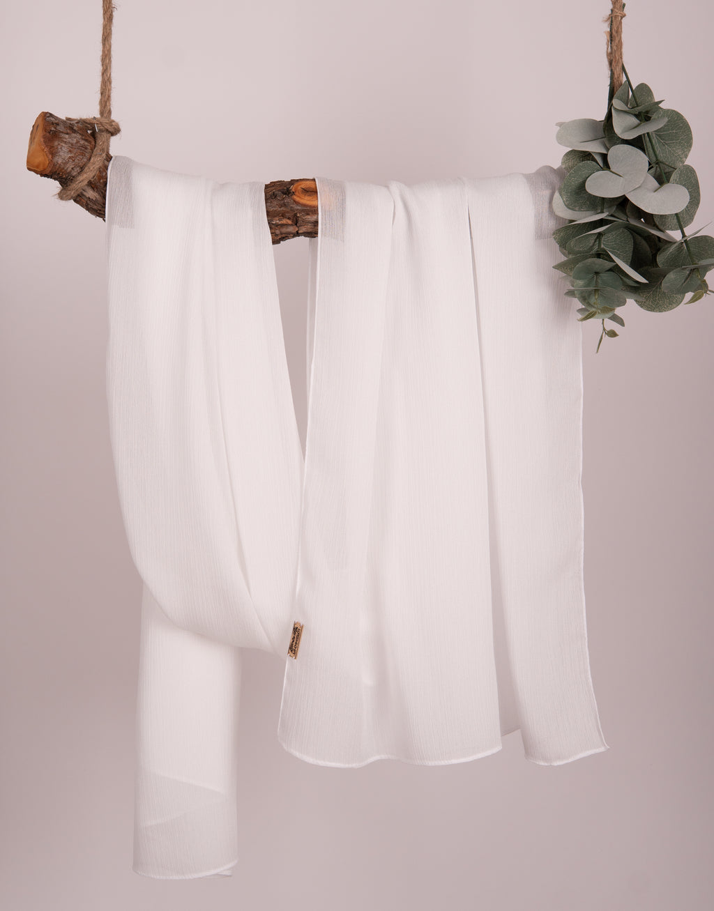 Crepon Scarf mit Metall-Logo