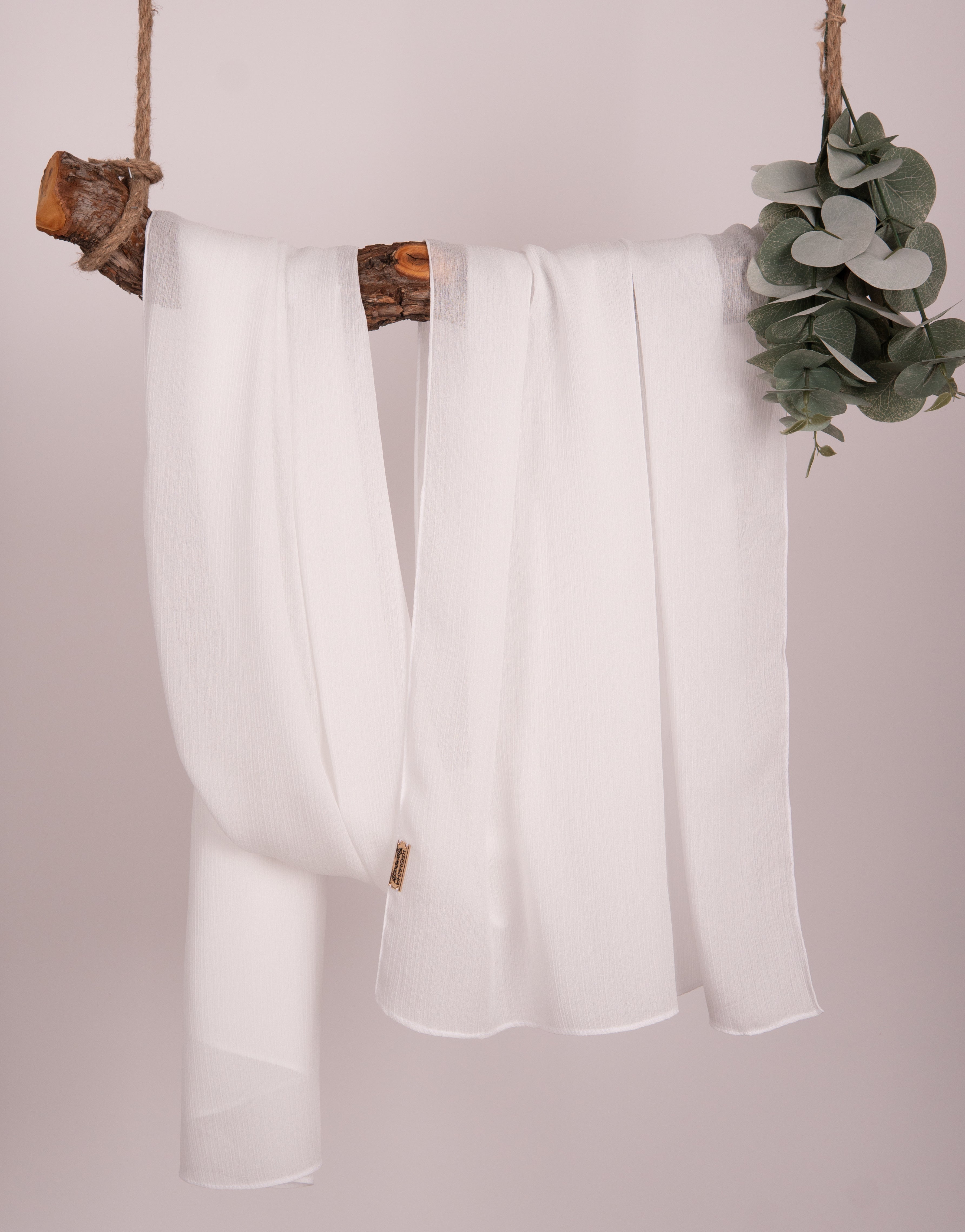 Crepon Scarf mit Metall-Logo