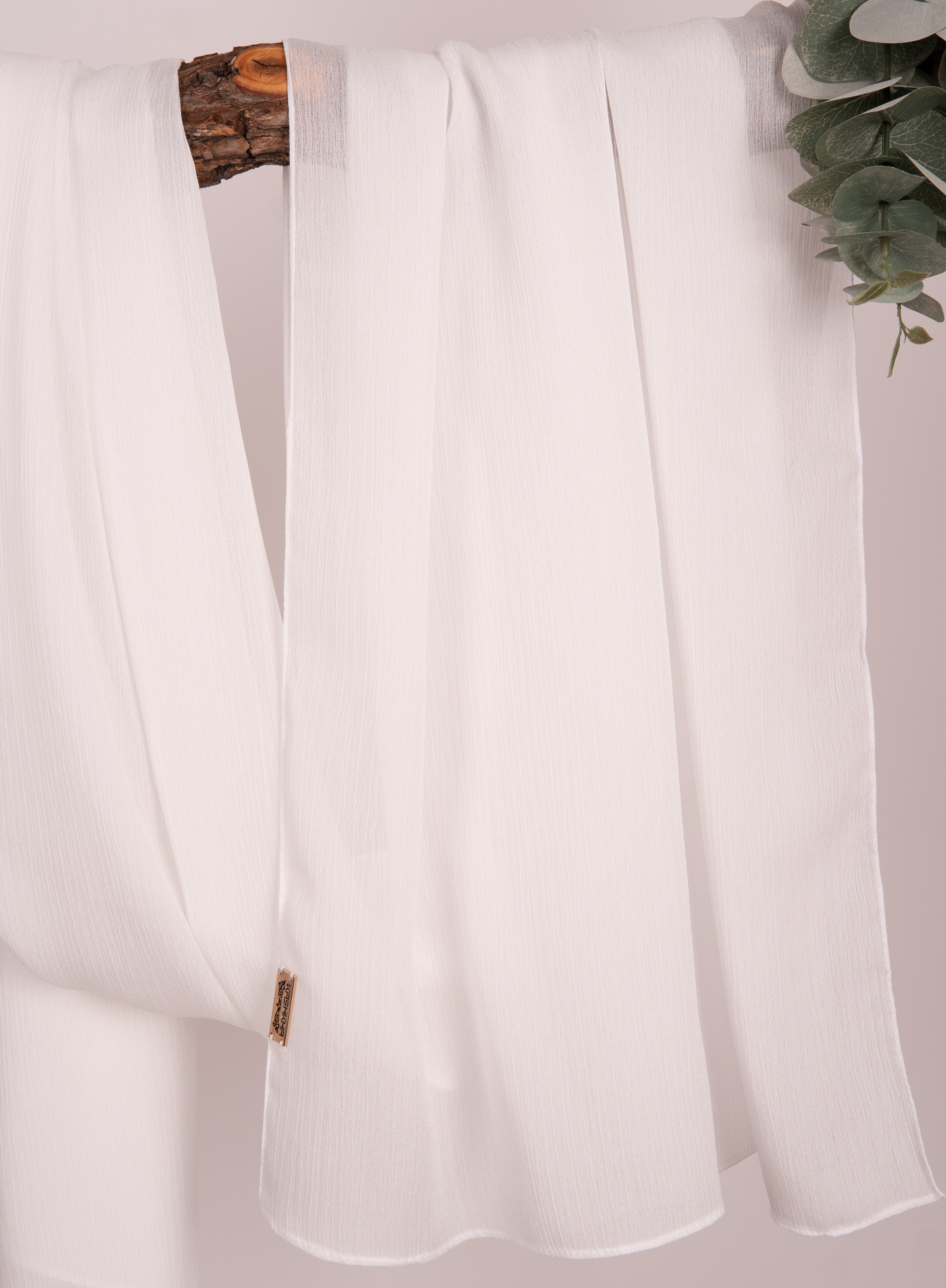 Crepon Scarf mit Metall-Logo