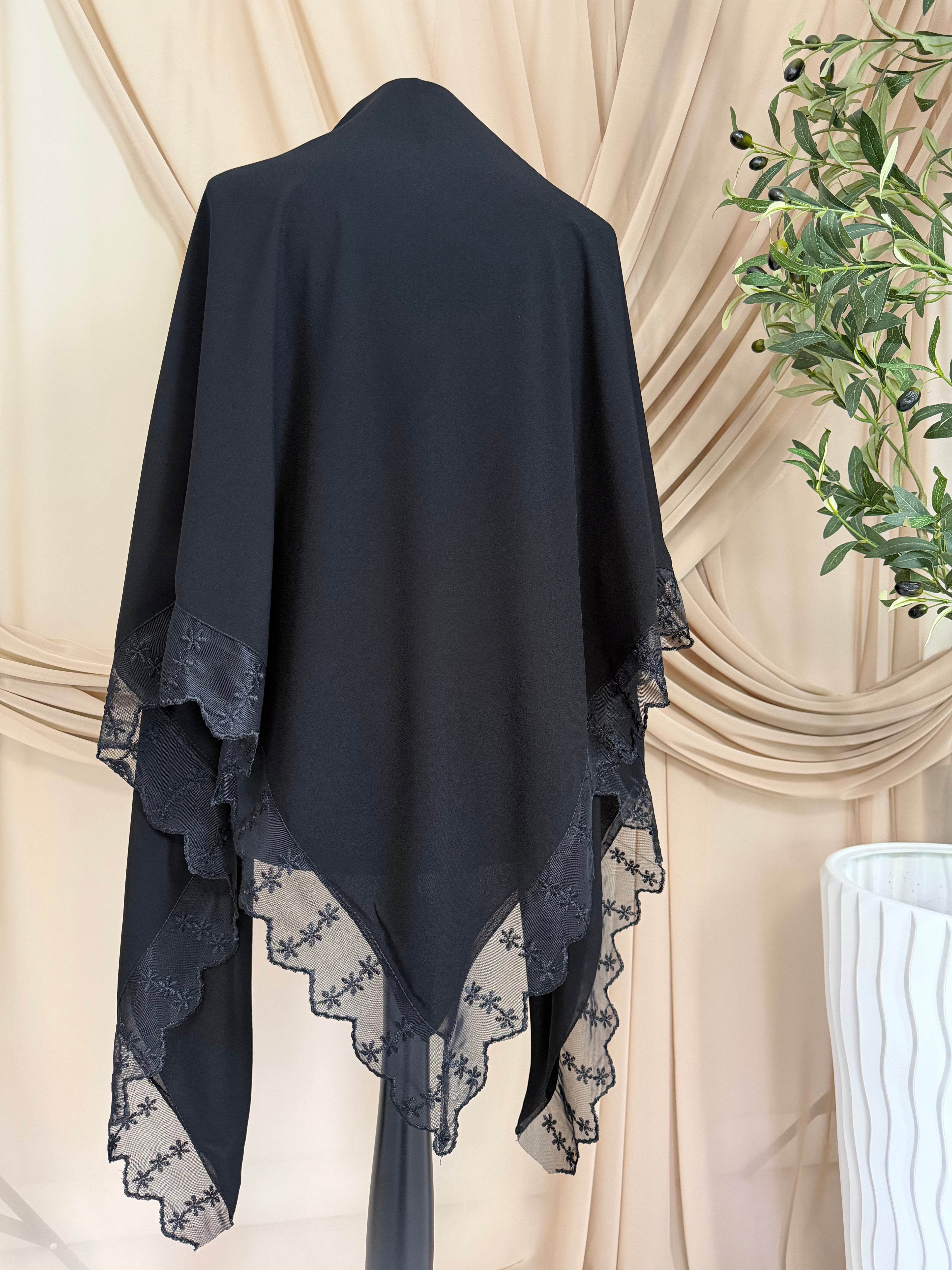 Esharb black mit Spitze