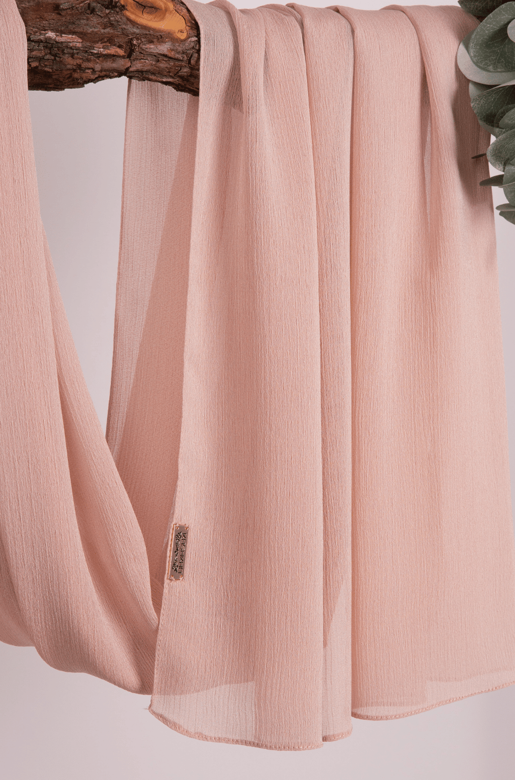 Crepon Scarf mit Metall-Logo