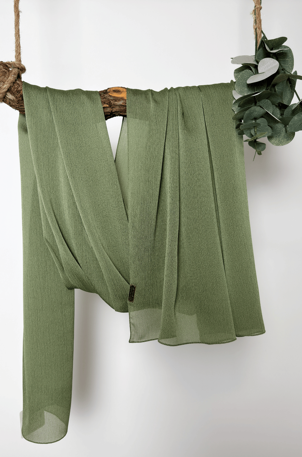 Crepon Scarf mit Metall-Logo