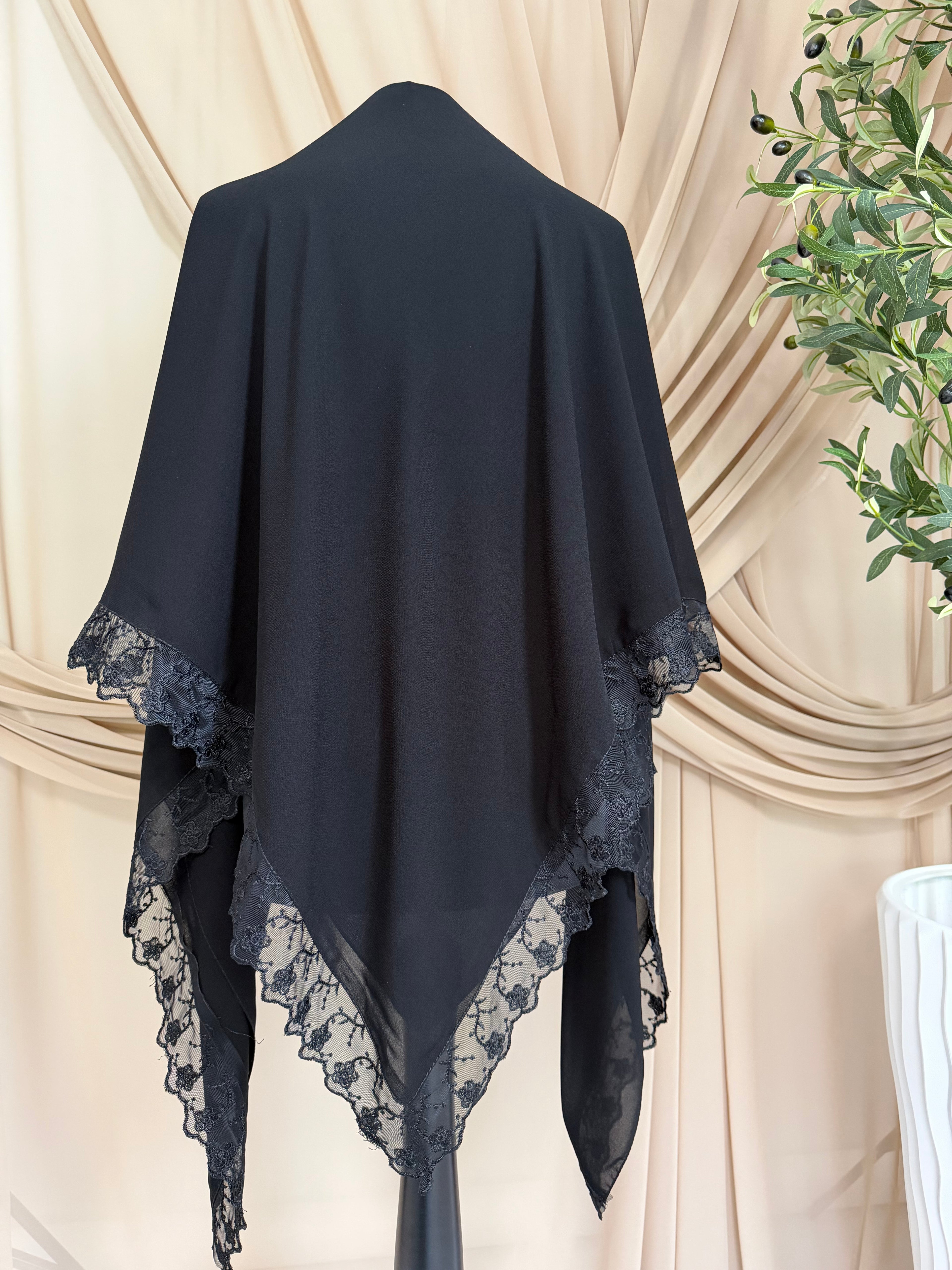 Esharb black mit Spitze