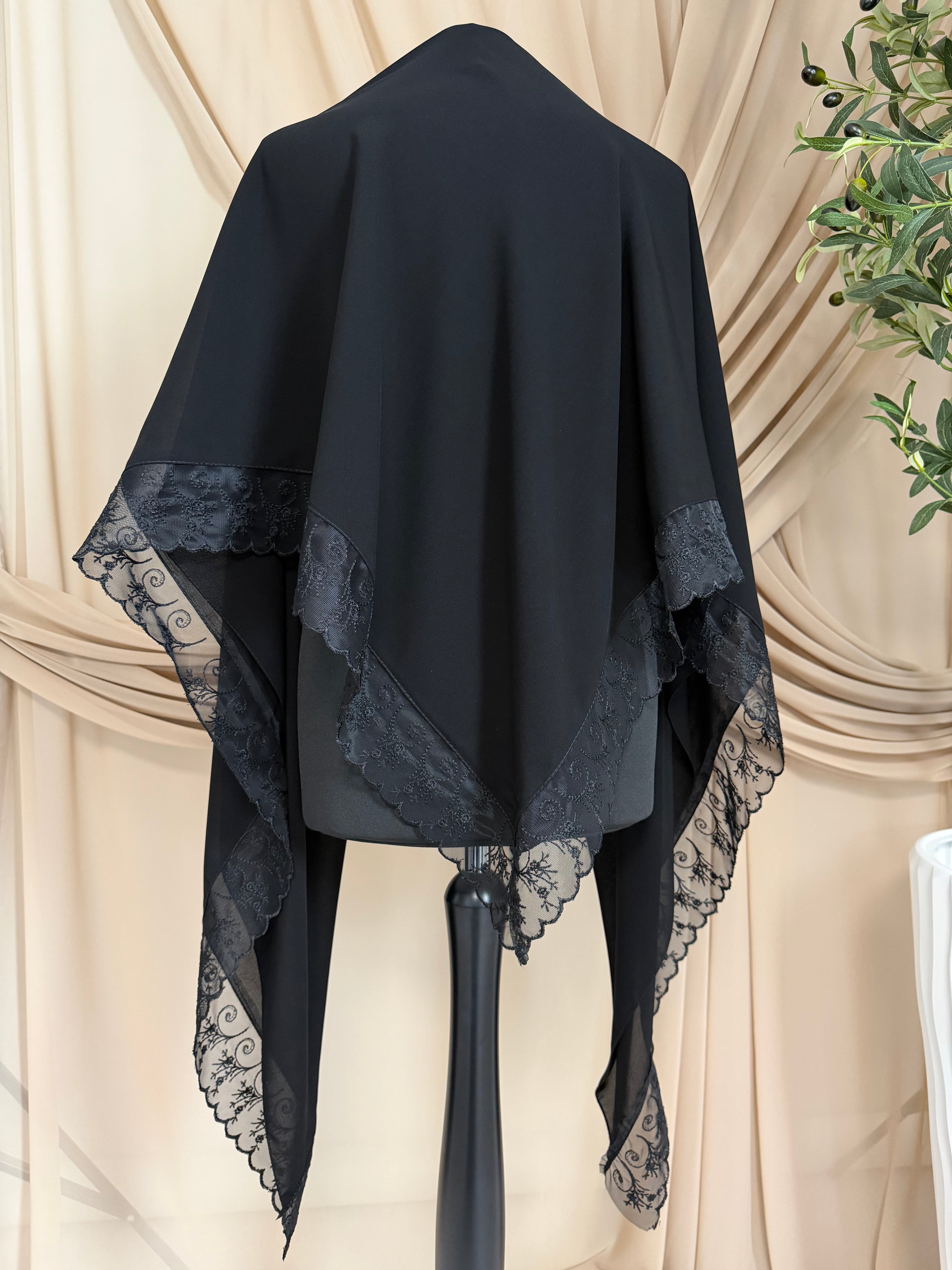 Esharb black mit Spitze