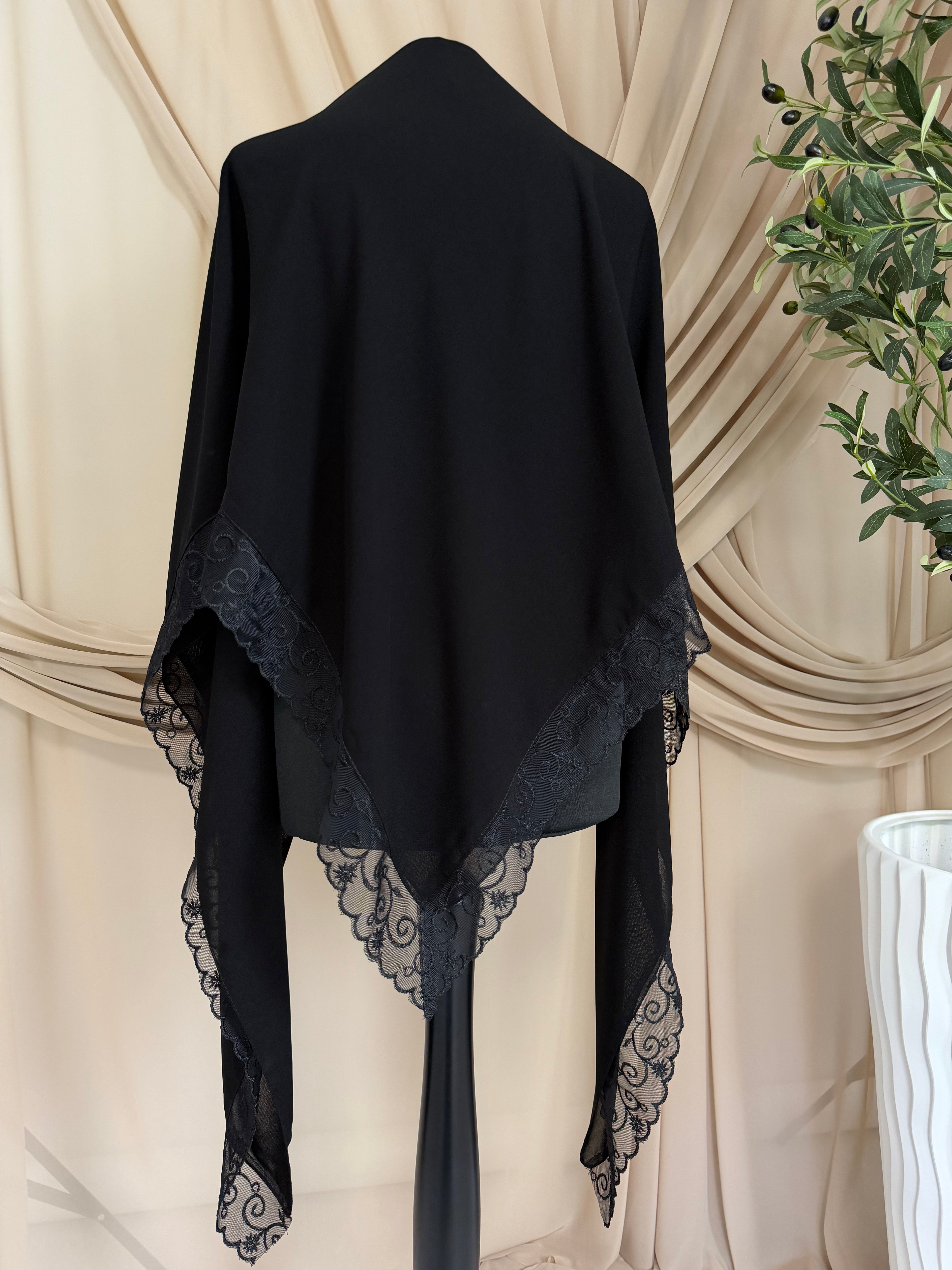 Esharb black mit Spitze