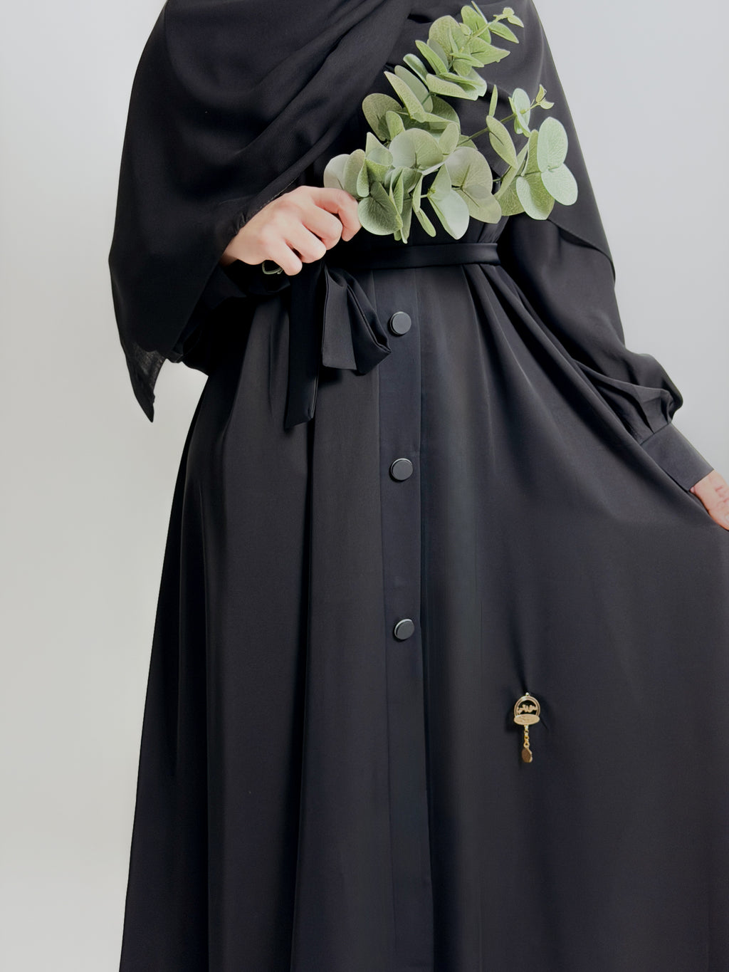 Abaya mit Knöpfchen