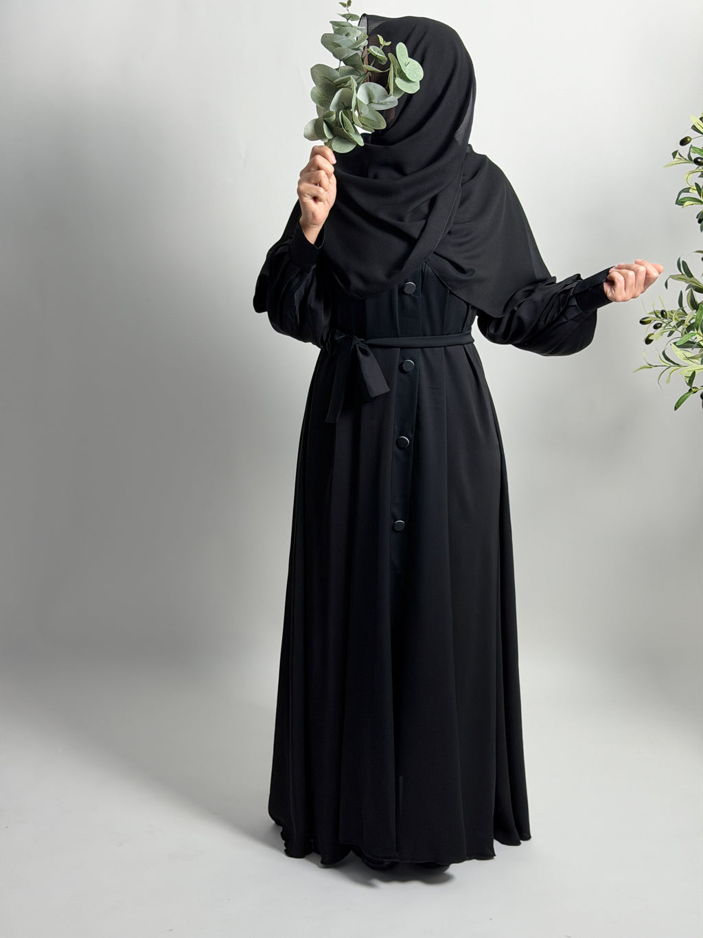 Abaya mit Knöpfchen
