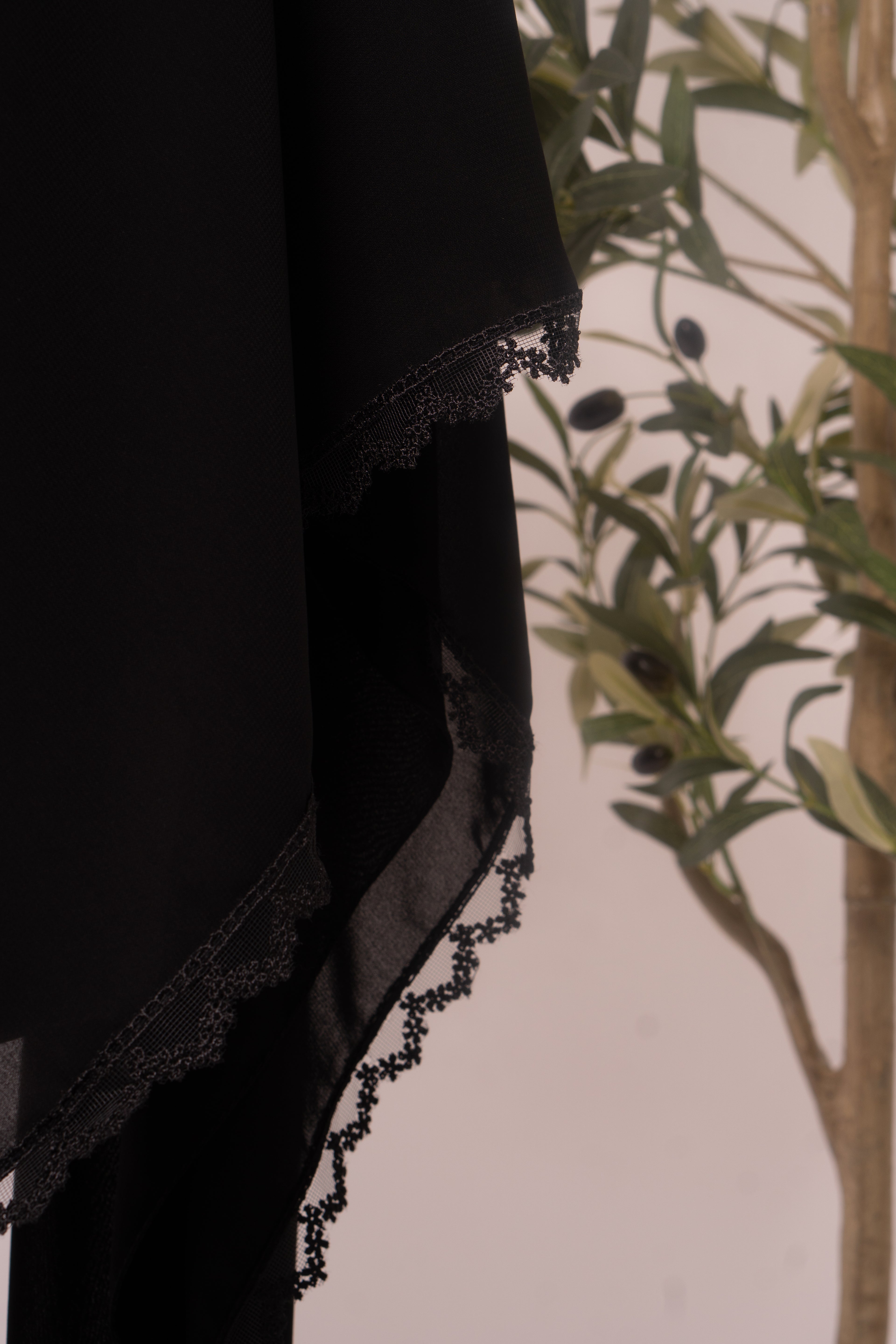 Esharb black mit Spitzenrand