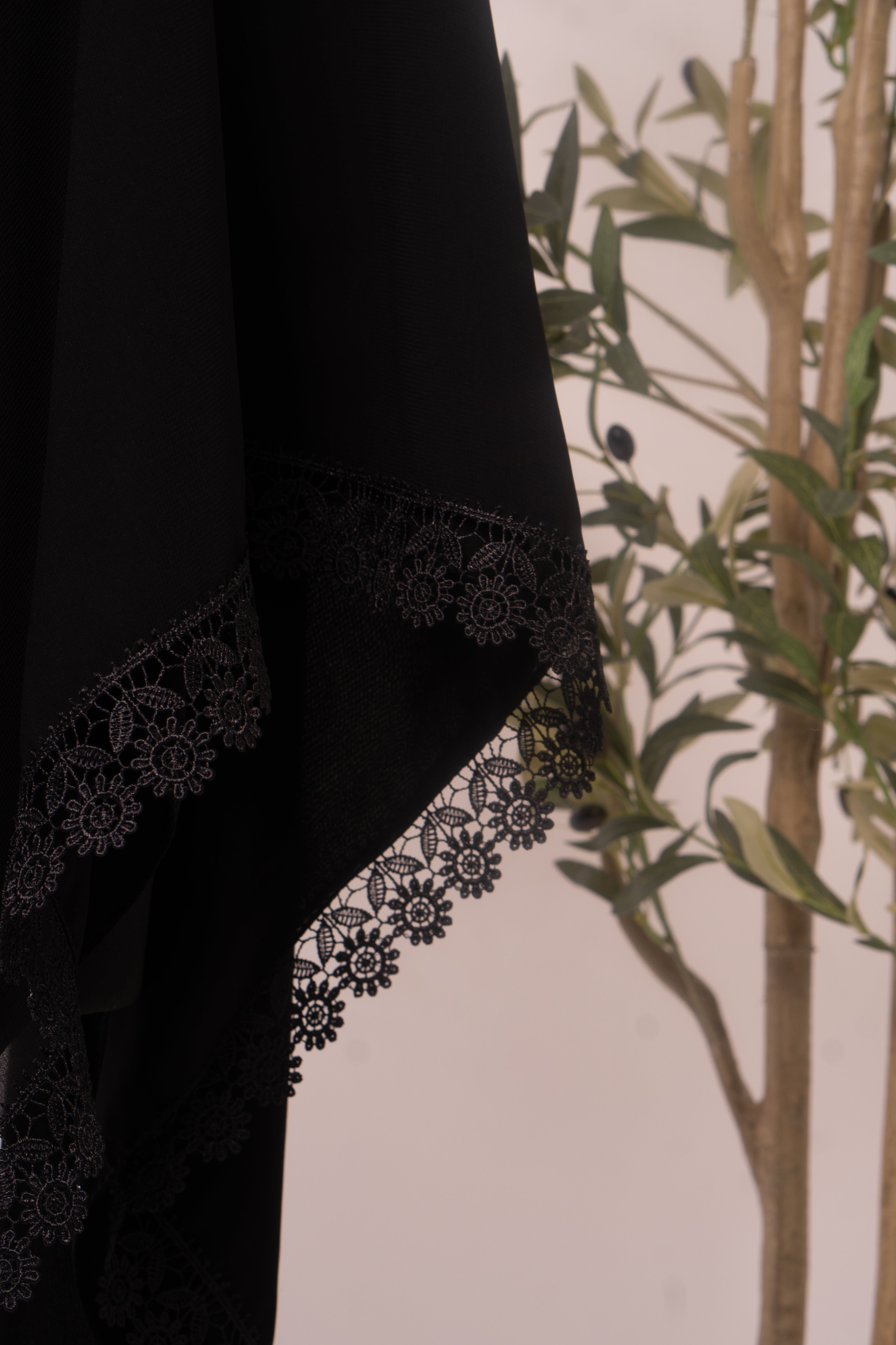 Esharb black mit Spitzenrand