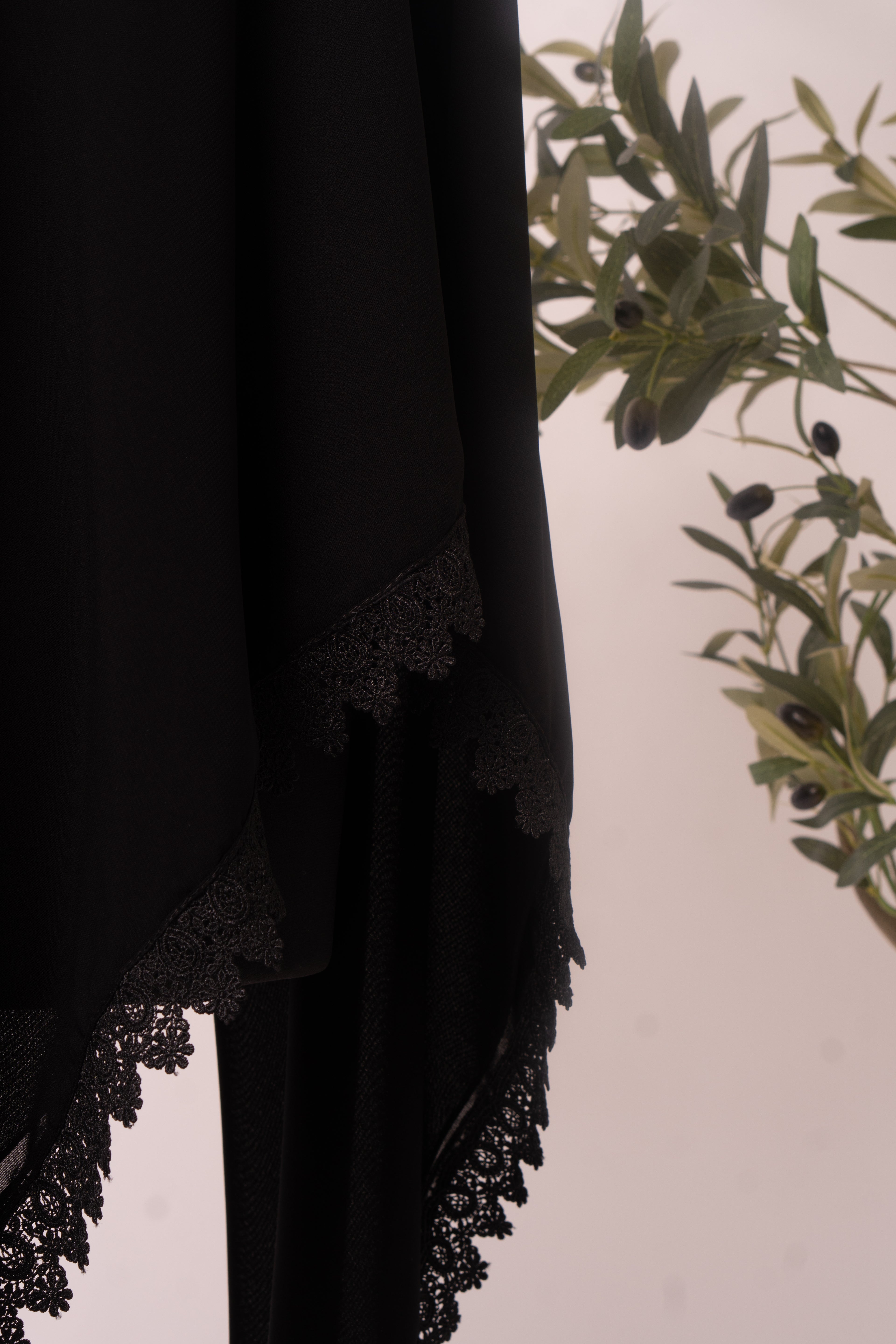 Esharb black mit Spitzenrand