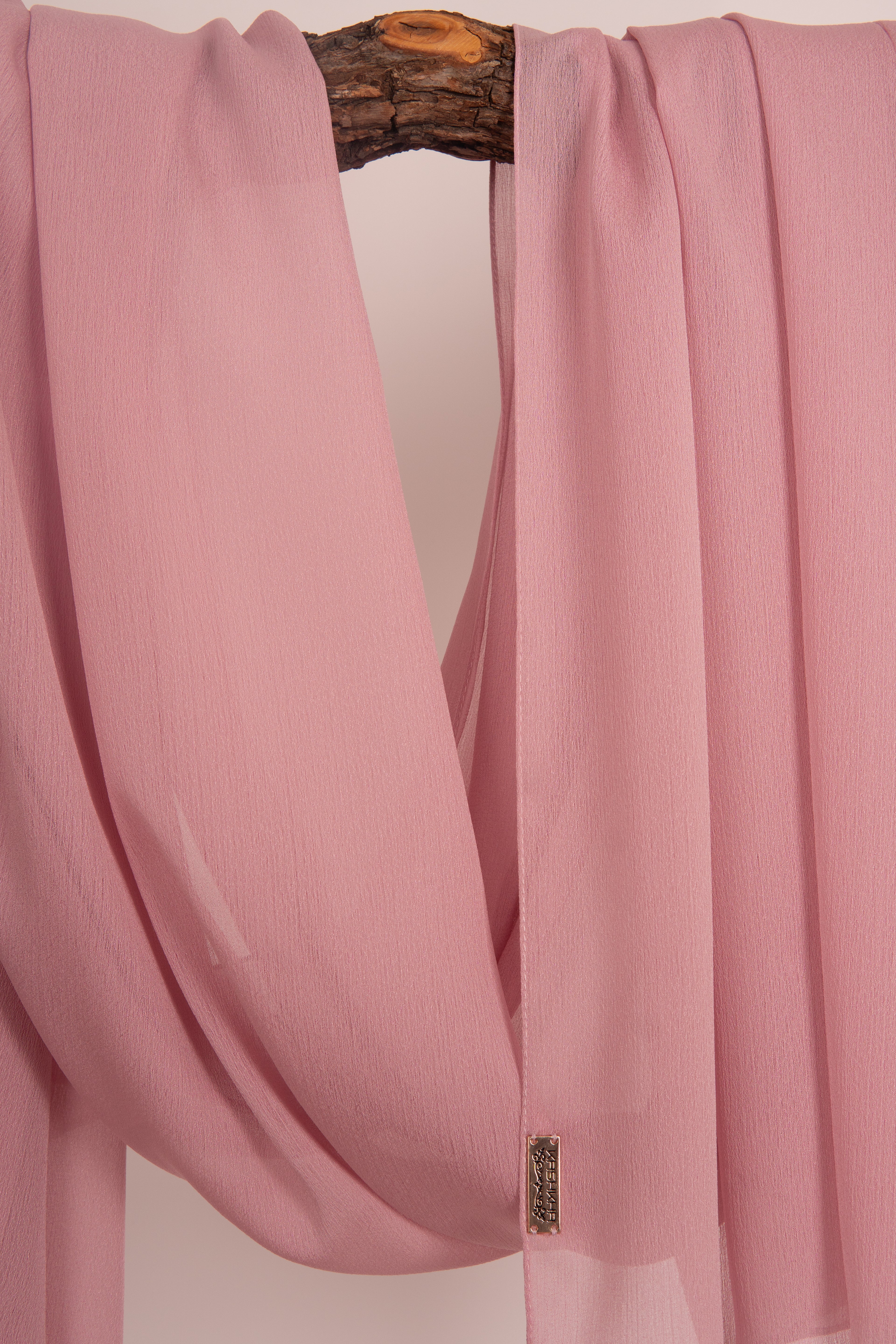 Crepon Scarf mit Metall-Logo