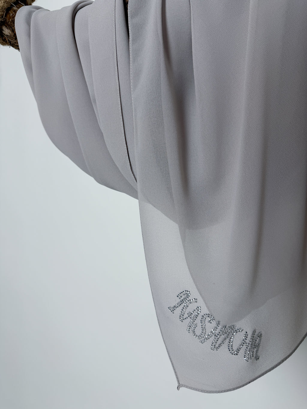 Chiffon mit Strass Logo