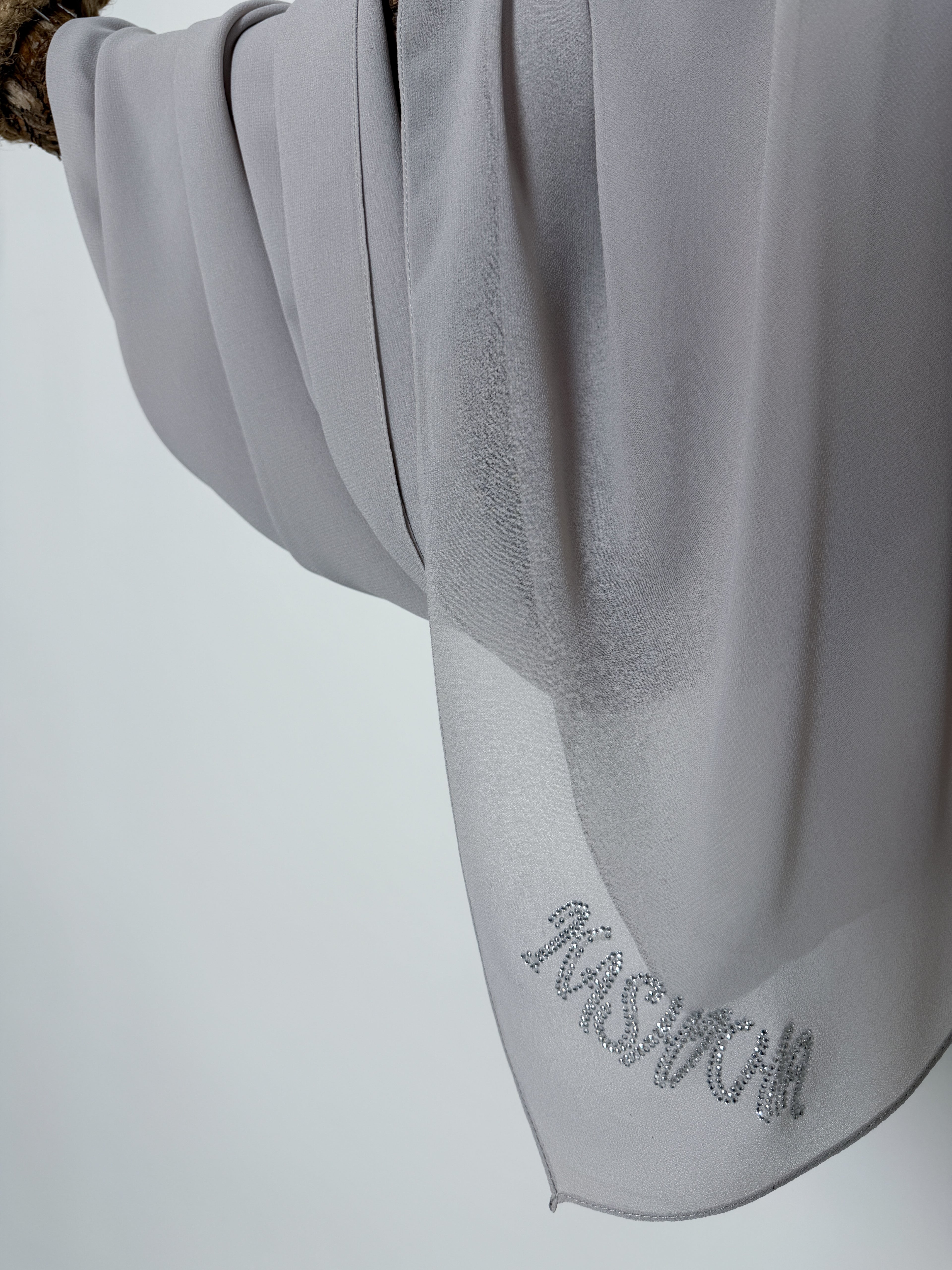 Chiffon mit Strass Logo