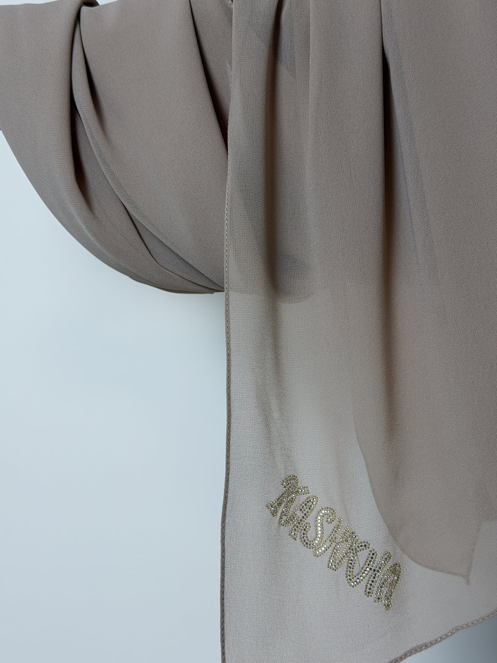 Chiffon mit Strass Logo